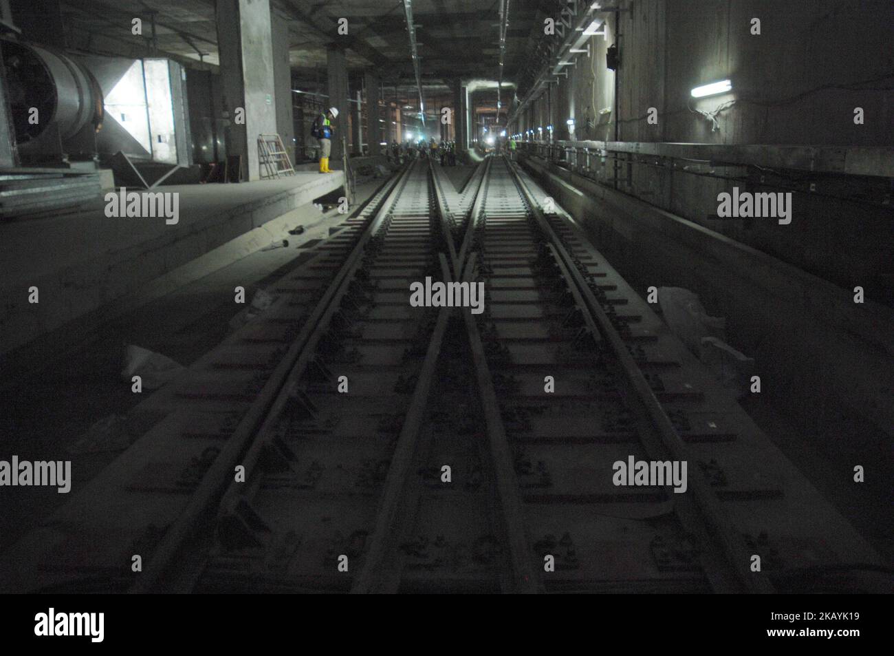 I lavoratori hanno fremito la ferrovia pronta sul Mas Rapid in transito alla stazione di HI Jakarta, giugno, 25,2016. Mass Progres costruzione di un transito rapido di massa (MRT) Jakarta fase di i collegare Lebak Bulus fino alla rotonda HI continuare a mostrare lo sviluppo di progetti la costruzione del progetto ha raggiunto il 94,6% il lavoro del binario o berhasil anche stato interamente collegato alla fine di giugno 2018 con pista seluruh, che 36,000 metri di pista lavoro itu già finito. (Foto di Dasril Roszandi/NurPhoto) Foto Stock