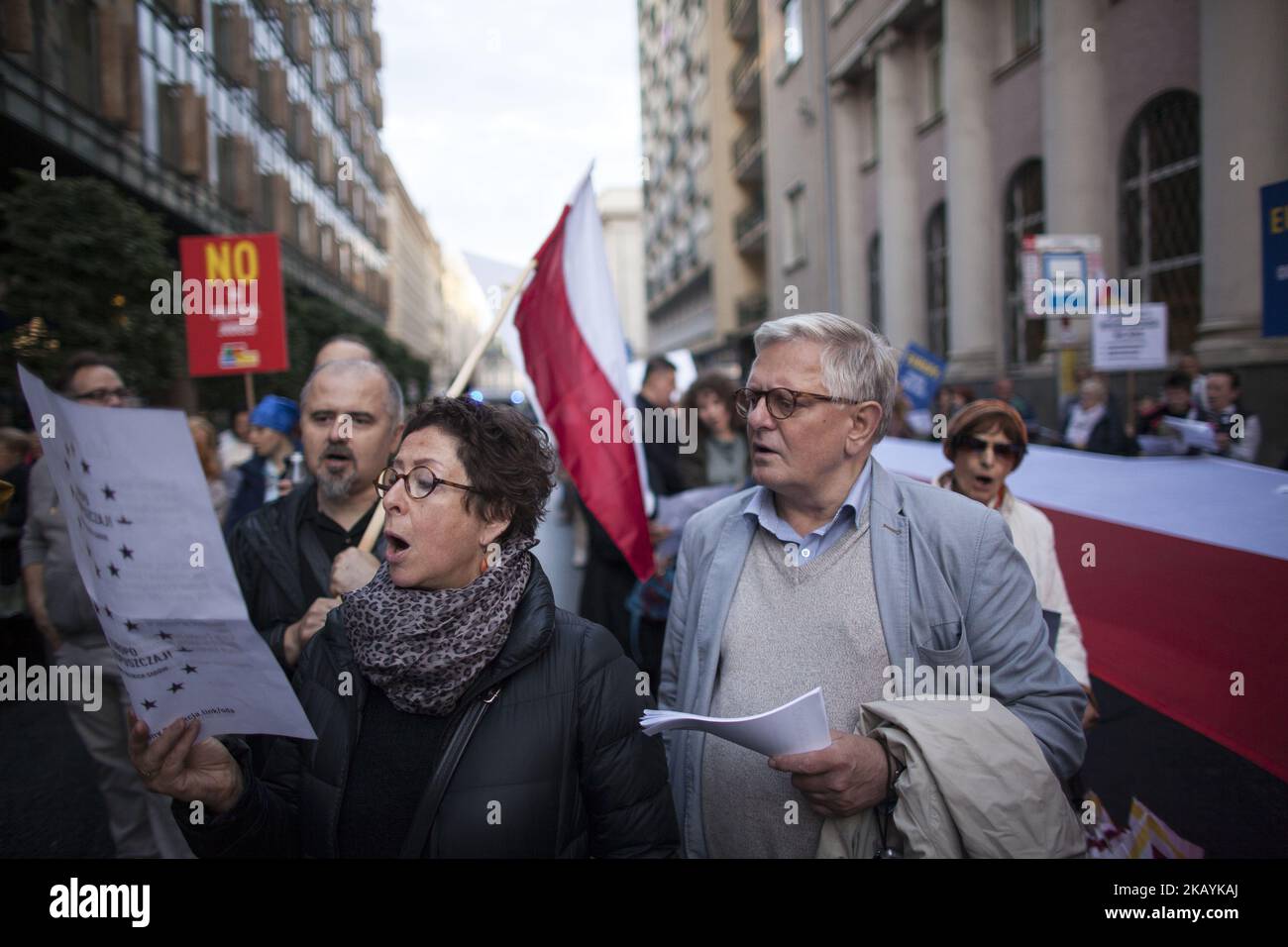 La gente canta 'Ode to Joy' durante la protesta nei pressi dell'edificio della Commissione europea a Varsavia il 26 giugno 2018. (Foto di Maciej Luczniewski/NurPhoto) Foto Stock