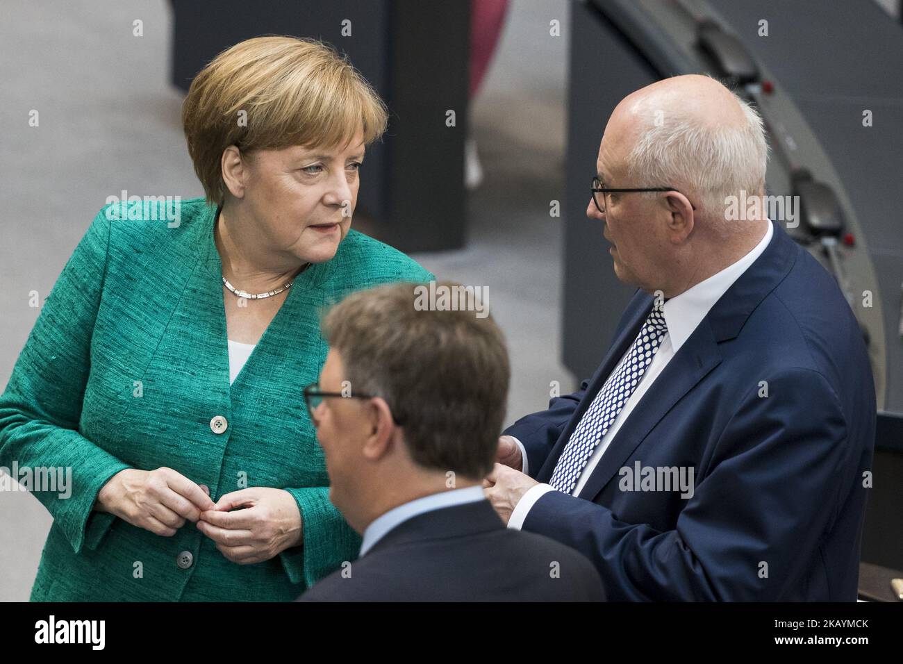 La cancelliera tedesca Angela Merkel (L) saluta il leader del gruppo parlamentare CDU/CSU Volker Kuder (R) durante la 42th sessione plenaria del Bundestag Camera bassa tedesca del Parlamento a Berlino, in Germania, il 28 giugno 2018. (Foto di Emmanuele Contini/NurPhoto) Foto Stock