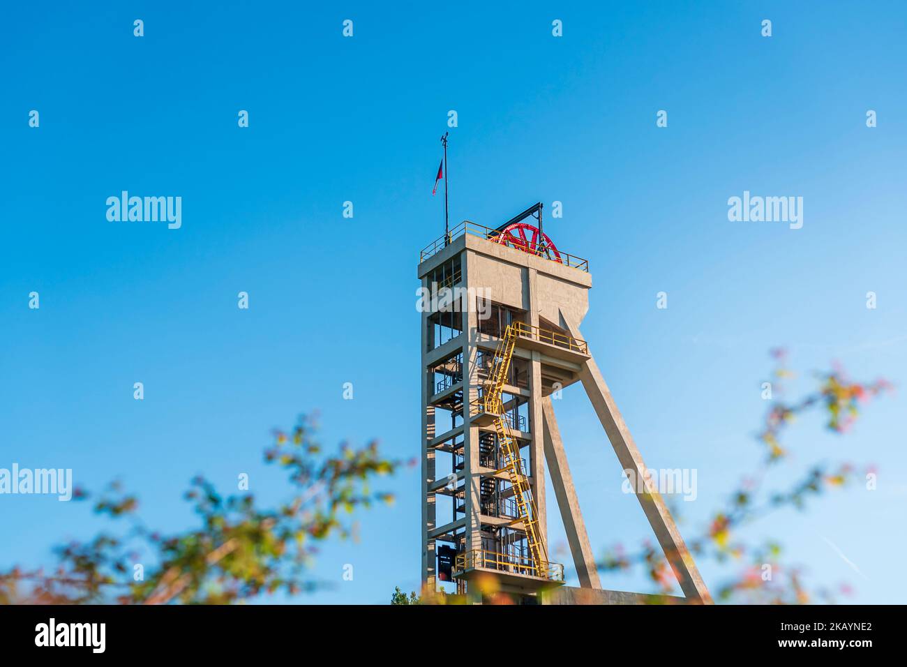 Torre dell'albero della miniera 'Prezydent' in un'ex miniera di carbone 'Königsgrube' ('Król') a Chorzów, Slesia, Polonia. Alta costruzione industriale in cemento Foto Stock