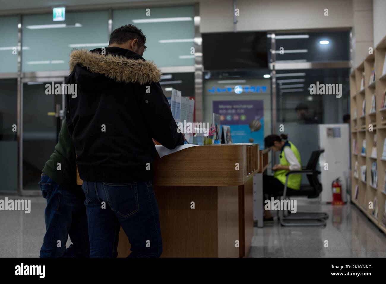 I rifugiati yemeniti stanno compilando alcuni documenti nell'ufficio immigrazione prima di un'intervista il 28 giugno 2018 a Jeju Island, Corea del Sud. Hanno volato in Malesia, dove gli stranieri possono rimanere fino a 90 giorni senza visto, prima di passare a Jeju, che aveva un programma di esenzione dal visto per incoraggiare il turismo. Circa 549 persone hanno presentato le domande e 486 rimangono sull'isola, in attesa della decisione del governo che potrebbe richiedere fino a 8 mesi. (Foto di Chris Jung/NurPhoto) Foto Stock