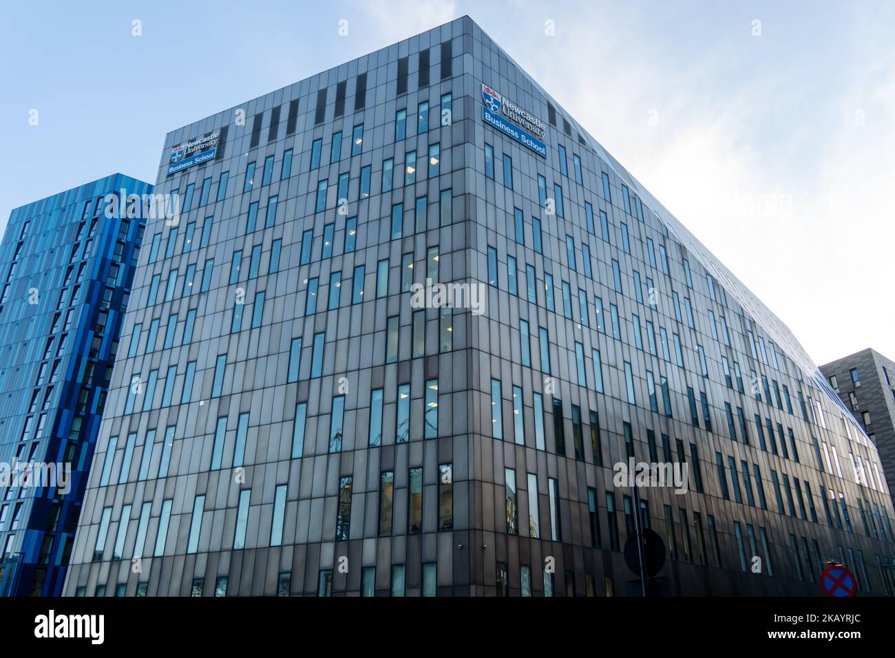 Vista esterna dell'edificio della Newcastle University Business School a Newcastle upon Tyne, Regno Unito. Foto Stock