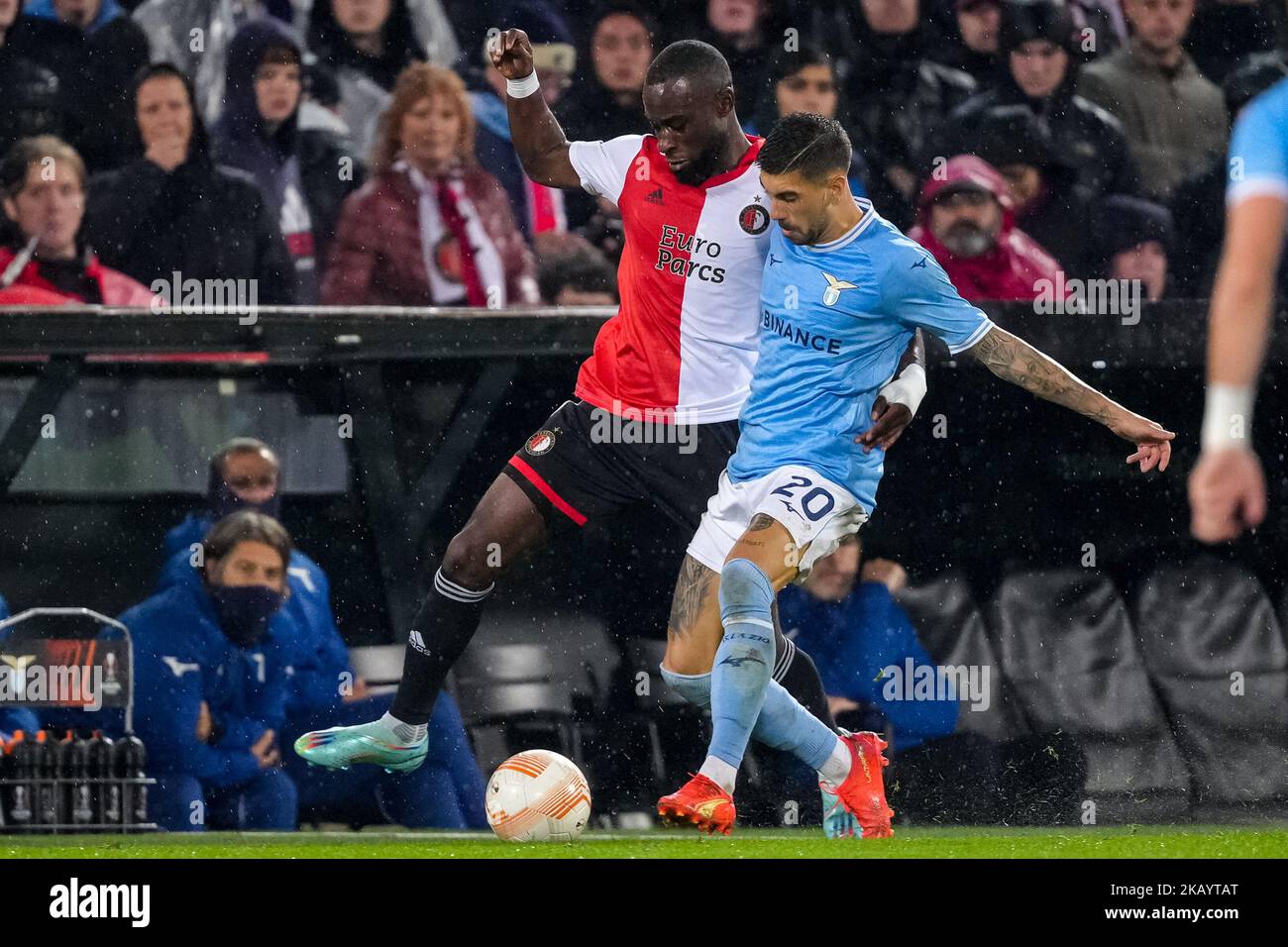 ROTTERDAM, PAESI BASSI - 3 NOVEMBRE: Lutshel Geertruida di Feyenoord e Luis Alberto della SS Lazio battaglia per il possesso durante la partita UEFA Europa League Group F tra Feyenoord e SS Lazio allo Stadion Feijenoord il 3 novembre 2022 a Rotterdam, Paesi Bassi (Foto di Geert van Erven/Orange Pictures) Foto Stock