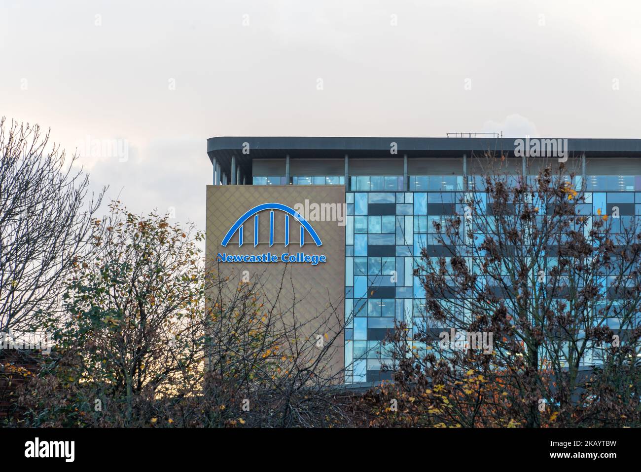 Vista esterna di un edificio del Newcastle College presso il campus della città di Newcastle upon Tyne, Regno Unito. Foto Stock