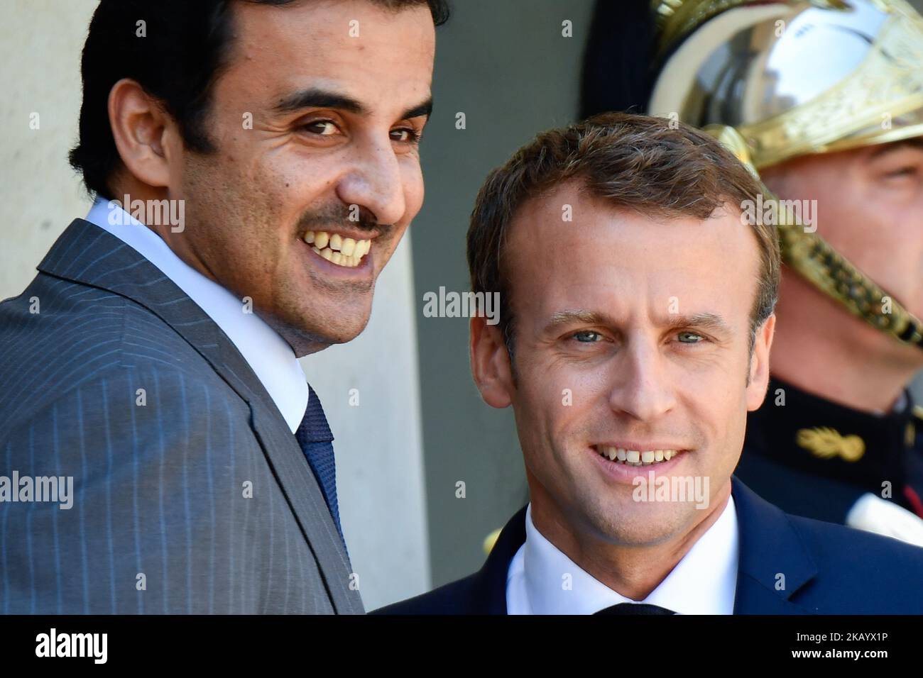 Il Presidente della Repubblica, Emmanuel Macron ha ricevuto sua altezza Sheikh Tamim bin Hamad al Thani, Emir dello Stato del Qatar al Palazzo dell'Eliseo, il 6 luglio 2018.(Foto di Julien Mattia/NurPhoto) Foto Stock