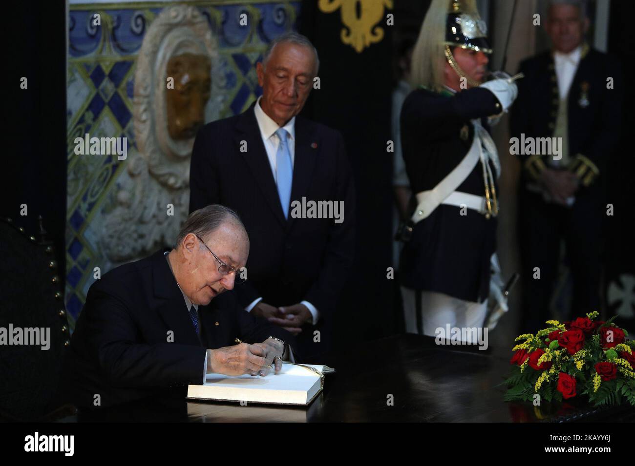 Il presidente portoghese Marcelo Rebelo de Sousa guarda al principe Karim Aga Khan IV mentre firma il libro d'onore durante una visita ufficiale al Palazzo Belem di Lisbona, in Portogallo, il 9 luglio 2018. Il principe Karim Aga Khan IV, sarà a Lisbona fino al 12 luglio per chiudere le celebrazioni giubilari dei diamanti della sua leadership come Imam della comunità musulmana sciita Nizari Ismaili. ( Foto di Pedro FiÃºza/NurPhoto) Foto Stock