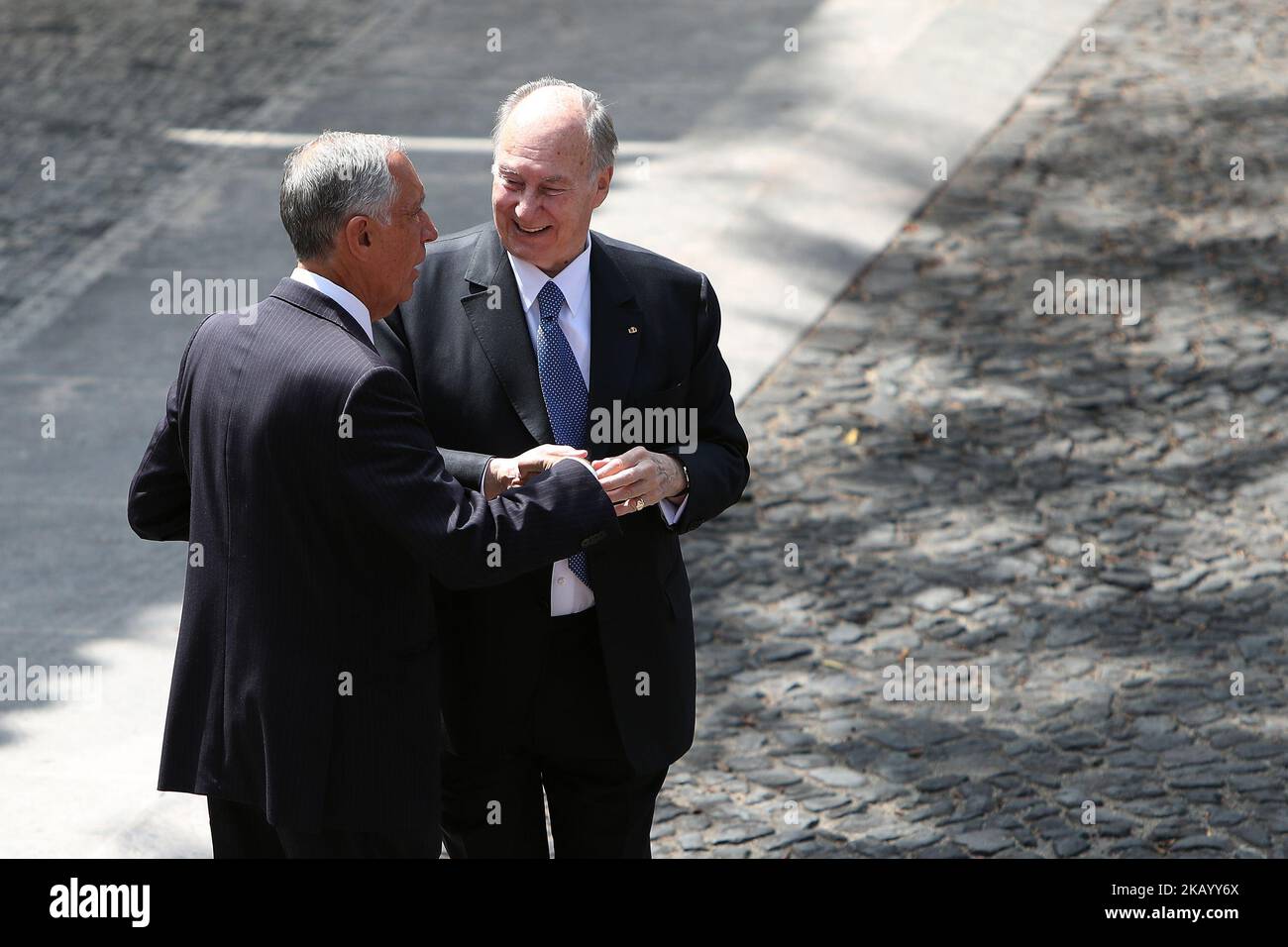 Il Presidente portoghese Marcelo Rebelo de Sousa (L) accoglie il Principe Karim Aga Khan IV durante una visita ufficiale al Palazzo Belem di Lisbona, in Portogallo, il 9 luglio 2018. Il principe Karim Aga Khan IV, sarà a Lisbona fino al 12 luglio per chiudere le celebrazioni giubilari dei diamanti della sua leadership come Imam della comunità musulmana sciita Nizari Ismaili. ( Foto di Pedro FiÃºza/NurPhoto) Foto Stock