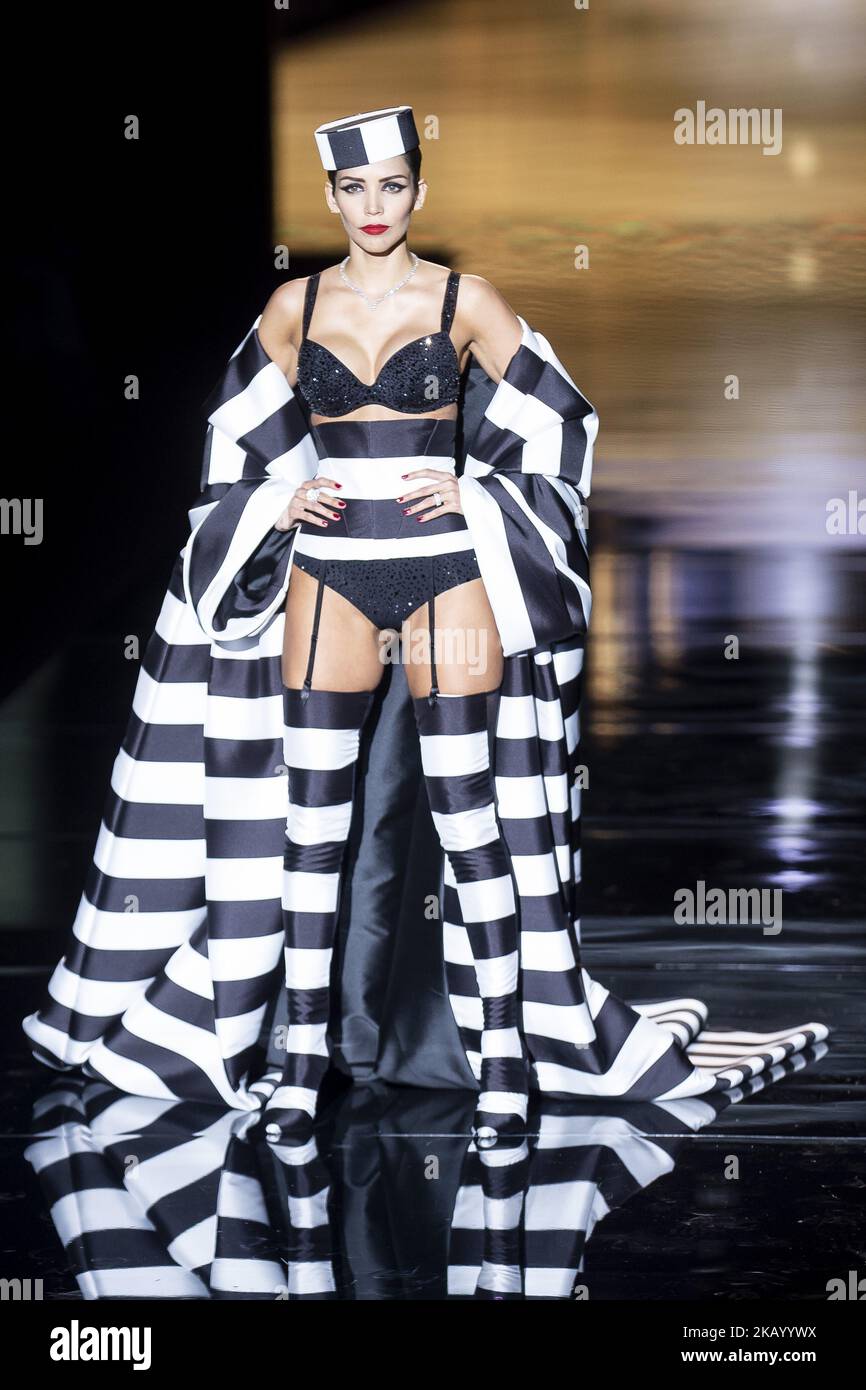 Il modello Rosanna Zanetti cammina sulla pista della passerella 'Andres Sardaa' durante la Mercedes-Benz Madrid Fashion Week Primavera/Estate a Madrid, Spagna. Luglio 09, 2018. (Foto di Peter Sabok/NurPhoto) Foto Stock