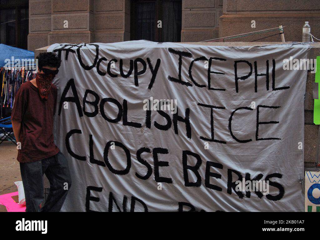 Occupare I.C.E. Philly continua la sua occupazione di City Hall, a Filadelfia, Pennsylvania, il 11 luglio 2018. Tenendo insegni e un partito di ballo che chiede l'abolizione dell'immigrazione e dell'applicazione delle dogane, la chiusura del Berks I.C.E. La struttura di detenzione e la fine della condivisione delle informazioni del PRARS (Prinary Arraignment System) con le autorità federali. (Foto di Cory Clark/NurPhoto) Foto Stock