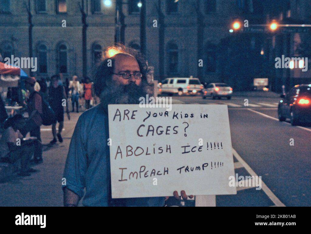 Occupare I.C.E. Philly continua la sua occupazione di City Hall, a Filadelfia, Pennsylvania, il 11 luglio 2018. Tenendo insegni e un partito di ballo che chiede l'abolizione dell'immigrazione e dell'applicazione delle dogane, la chiusura del Berks I.C.E. La struttura di detenzione e la fine della condivisione delle informazioni del PRARS (Prinary Arraignment System) con le autorità federali. (Foto di Cory Clark/NurPhoto) Foto Stock