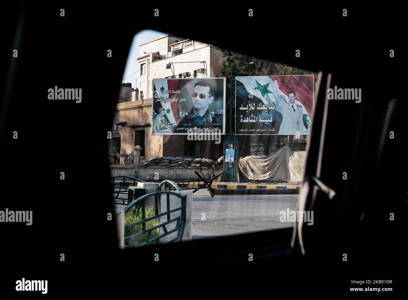 Nella città divisa di Qamishli/Siria, i checkpoint possono essere visti dal lato controllato curdo, dietro il quale si trova la zona controllata dal regime di Assad (Foto di Sebastian Backhaus/NurPhoto) Foto Stock