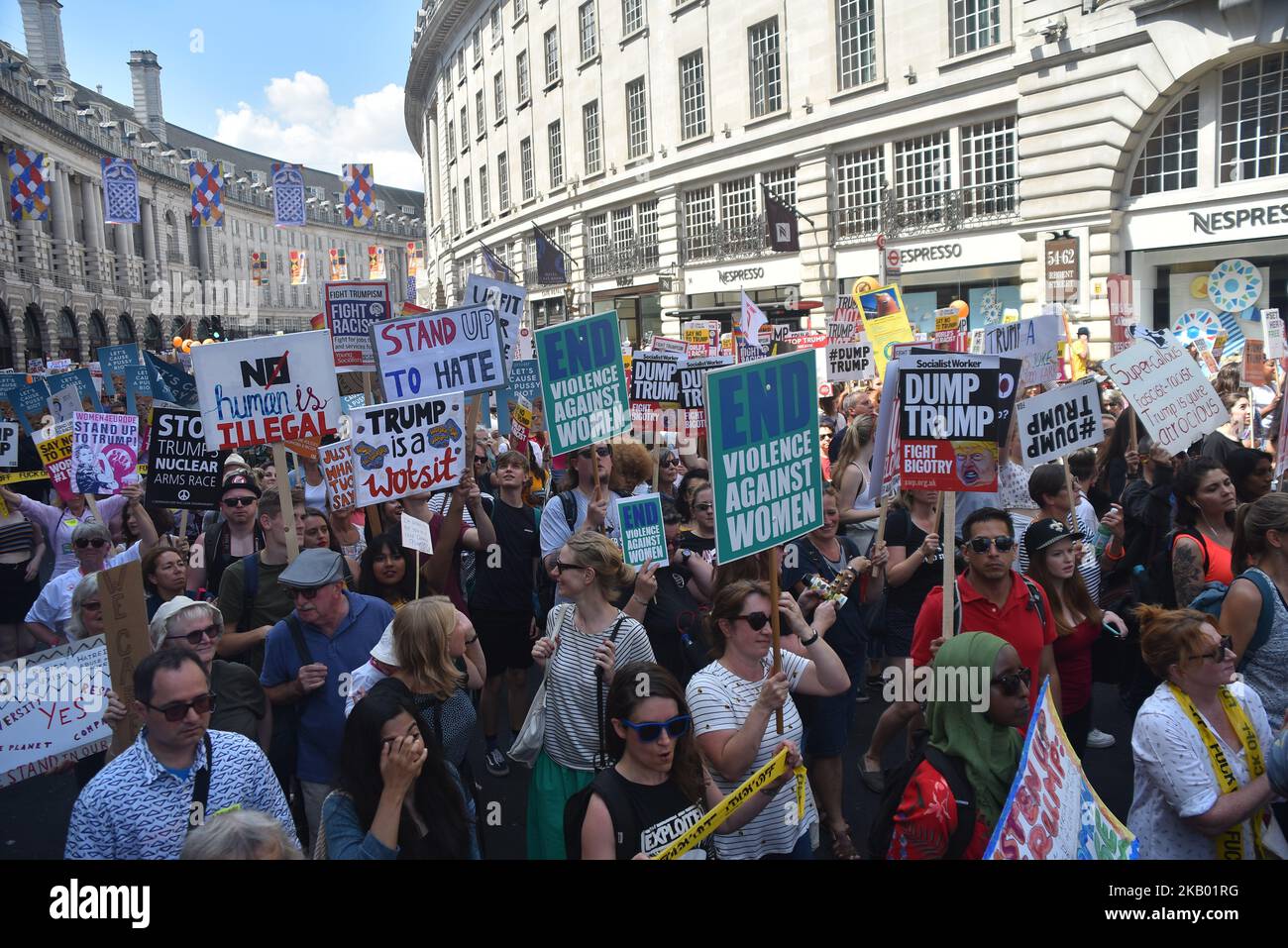 Una protesta si svolge nel centro di Londra, contro la visita del presidente americano Donald Trump nel Regno Unito, tra cui un gigante gonfiabile 'Baby Trump', Londra il 13 luglio 2018. Il Presidente degli Stati Uniti e la First Lady, Melania Trump, visiteranno il primo Ministro Theresa May a Chequers e prenderanno il tè con la Regina al Castello di Windsor. (Foto di Alberto Pezzali/NurPhoto) Foto Stock