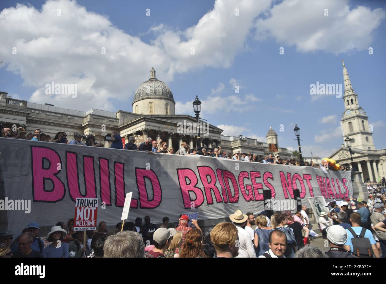 I dimostranti si riuniscono a Trafalgar Square durante un raduno contro il presidente degli Stati Uniti Donald Trumps in visita nel Regno Unito, tra cui un gigante gonfiabile Baby Trump, Londra il 13 luglio 2018. Il presidente degli Stati Uniti e della First Lady, Melania Trump, ha visitato il primo ministro Theresa May a Chequers e ha preso il tè con la regina al castello di Windsor. (Foto di Alberto Pezzali/NurPhoto) Foto Stock