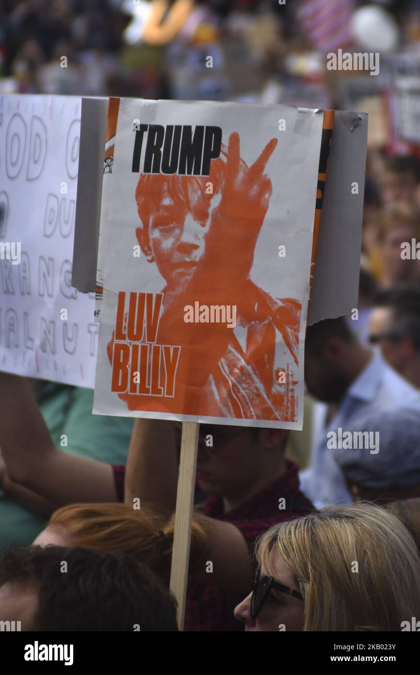 I dimostranti si riuniscono a Trafalgar Square durante un raduno contro il presidente degli Stati Uniti Donald Trumps in visita nel Regno Unito, tra cui un gigante gonfiabile Baby Trump, Londra il 13 luglio 2018. Il presidente degli Stati Uniti e della First Lady, Melania Trump, ha visitato il primo ministro Theresa May a Chequers e ha preso il tè con la regina al castello di Windsor. (Foto di Alberto Pezzali/NurPhoto) Foto Stock