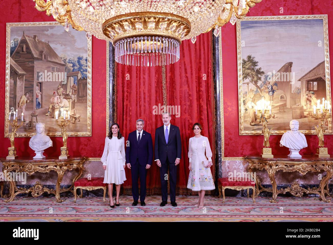 Madrid, Spagna. 02nd Set, 2022. Re Felipe VI di Spagna (2R) e la regina Letizia di Spagna (L) organizzano un pranzo ufficiale per il presidente del Paraguay Mario Abdo Benitez (2L) e la moglie Silvana Lopez Moreira (R) al Palazzo reale di Madrid. Credit: SOPA Images Limited/Alamy Live News Foto Stock