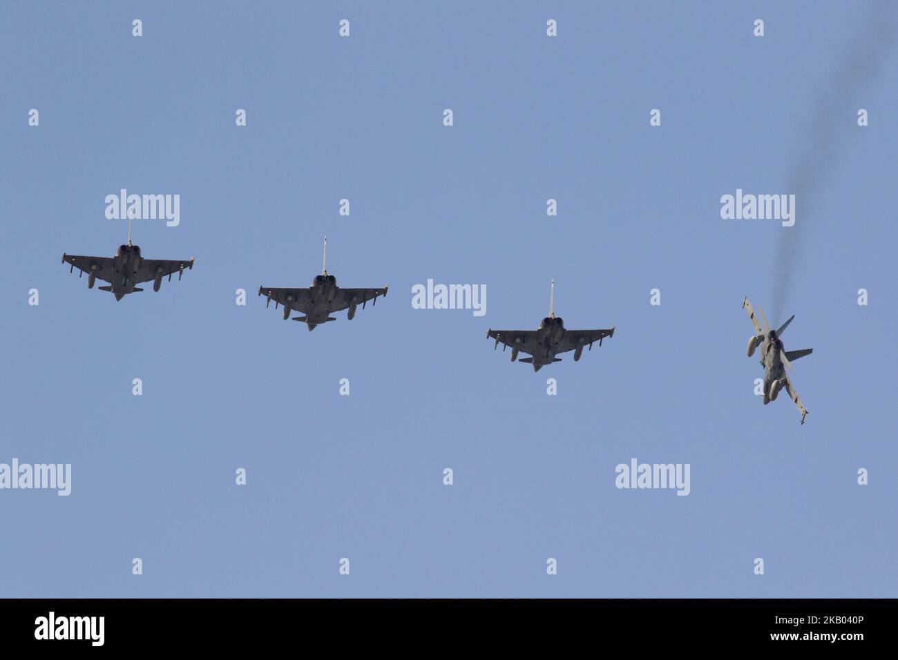 Un trio di tifoni e una Hornet Over Gando Air base durante l'esercizio SIRIO 22. Foto Stock