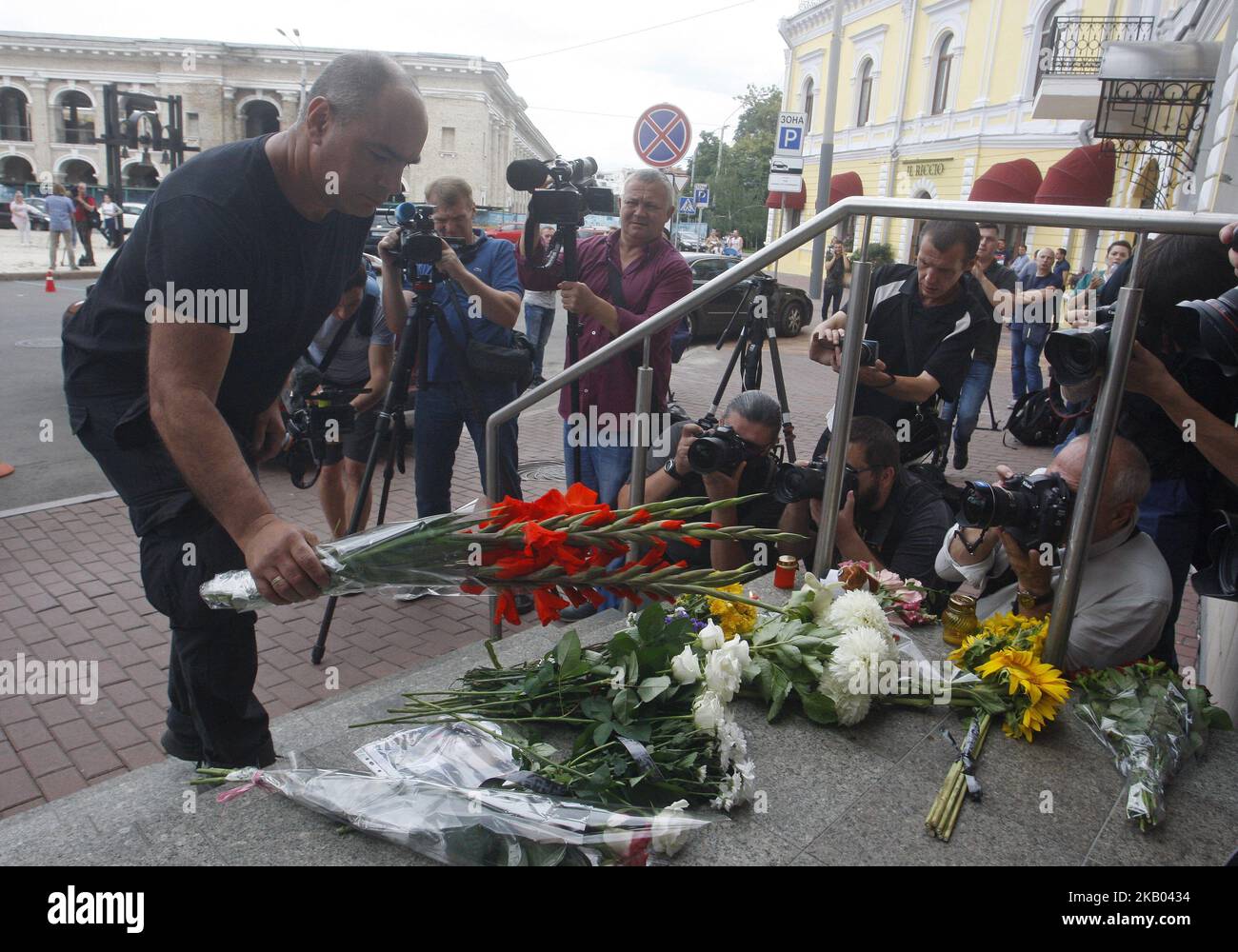 La gente colloca i fiori in commemorazione delle vittime dell'incidente aereo della Malaysia Airlines MH17 nell'Ucraina orientale, di fronte all'ambasciata olandese a Kiev, Ucraina, 17 luglio 2018. La data è di quattro anni dopo che l'aereo è stato abbattito sull'Ucraina uccidendo 298 persone, il 17 luglio 2014. (Foto di NurPhoto) Foto Stock