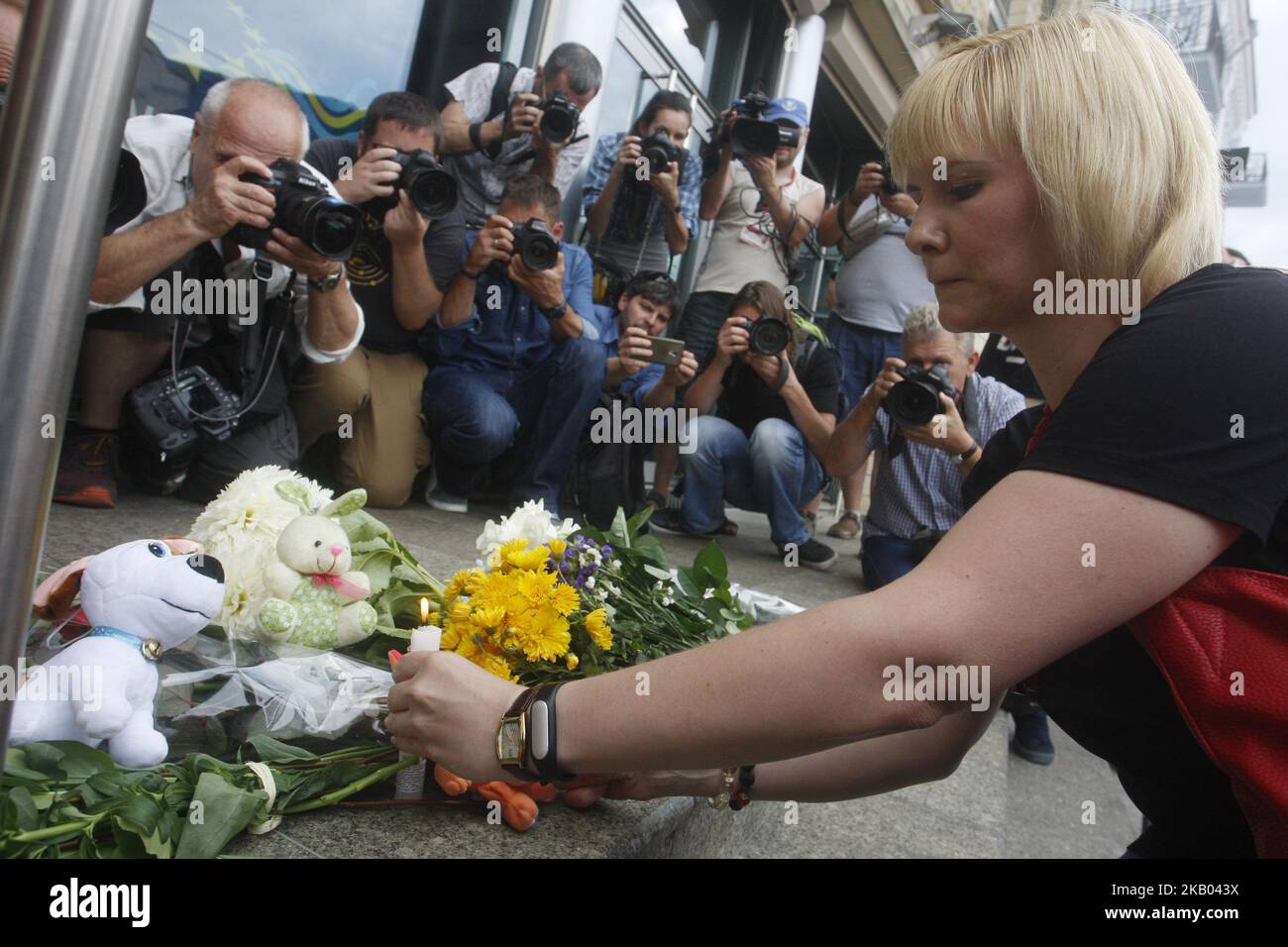 La gente colloca i fiori in commemorazione delle vittime dell'incidente aereo della Malaysia Airlines MH17 nell'Ucraina orientale, di fronte all'ambasciata olandese a Kiev, Ucraina, 17 luglio 2018. La data è di quattro anni dopo che l'aereo è stato abbattito sull'Ucraina uccidendo 298 persone, il 17 luglio 2014. (Foto di NurPhoto) Foto Stock