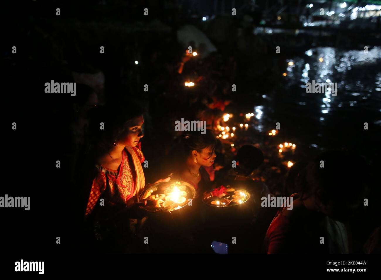 Dhaka, Bangladesh. Le donne devotee indù del Bangladesh tengono lampade a petrolio per rilasciare sul fiume Buriganga mentre frequentano Bipottarini Puja a Dhaka, Bangladesh, il 17 luglio 2018. (Foto di Rehman Asad/NurPhoto) Foto Stock