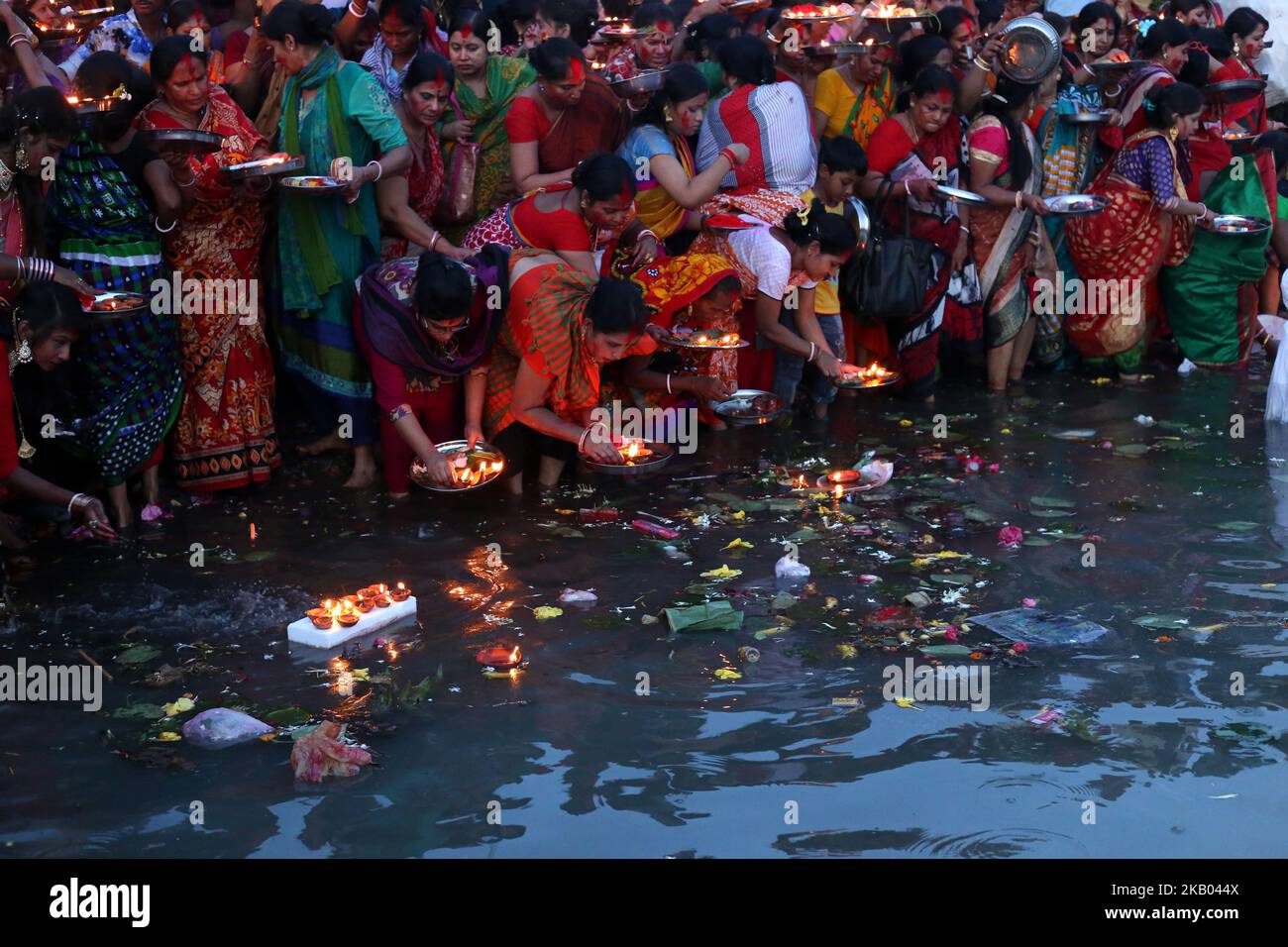 Dhaka, Bangladesh. Le donne devotee indù del Bangladesh rilasciano lampade a olio sul fiume Buriganga mentre frequentano Bipottarini Puja a Dhaka, Bangladesh, il 17 luglio 2018. (Foto di Rehman Asad/NurPhoto) Foto Stock