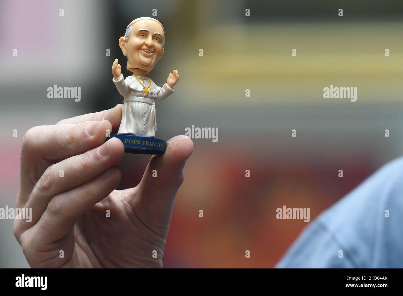 Un piccolo capo di Papa Francis Bobble in mostra alla Sala Ban Art Gallery di Dublino. Il proprietario della galleria Frank o'Dea li darà gratuitamente con ogni acquisto effettuato durante la visita del Papa in Irlanda. Papa Francesco visiterà l'Irlanda dal 21 al 26 agosto in quella che sarà la prima visita papale da quando il Papa Giovanni Paolo II arrivò nel 1979. Mercoledì 18 2018 luglio a Dublino, Irlanda. (Foto di Artur Widak/NurPhoto) Foto Stock