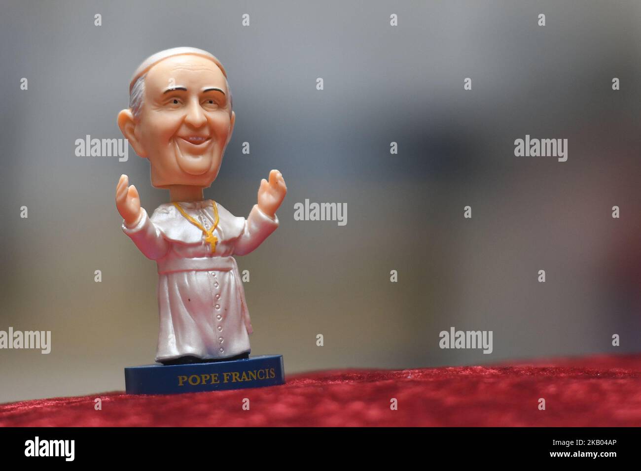 Un piccolo capo di Papa Francis Bobble in mostra alla Sala Ban Art Gallery di Dublino. Il proprietario della galleria Frank o'Dea li darà gratuitamente con ogni acquisto effettuato durante la visita del Papa in Irlanda. Papa Francesco visiterà l'Irlanda dal 21 al 26 agosto in quella che sarà la prima visita papale da quando il Papa Giovanni Paolo II arrivò nel 1979. Mercoledì 18 2018 luglio a Dublino, Irlanda. (Foto di Artur Widak/NurPhoto) Foto Stock