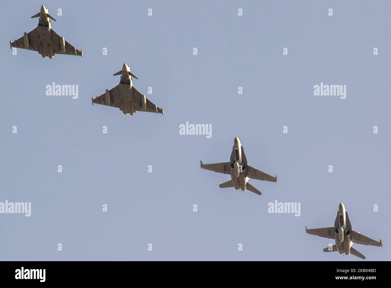 Un paio di tifoni dell'aeronautica spagnola e un paio di Hornets che ritornano da una missione durante l'esercizio SIRIO 22 alla base aerea di Gando. Foto Stock