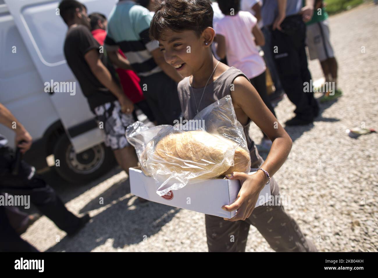 Foodsharing nel campo profughi di Velika Kladusa, BiH il 19 luglio 2018. Campo profughi a Velika Kladusa situato vicino alla Bosnia-Erzegovina e al confine con la Croazia. (Foto di Maciej Luczniewski/NurPhoto) Foto Stock