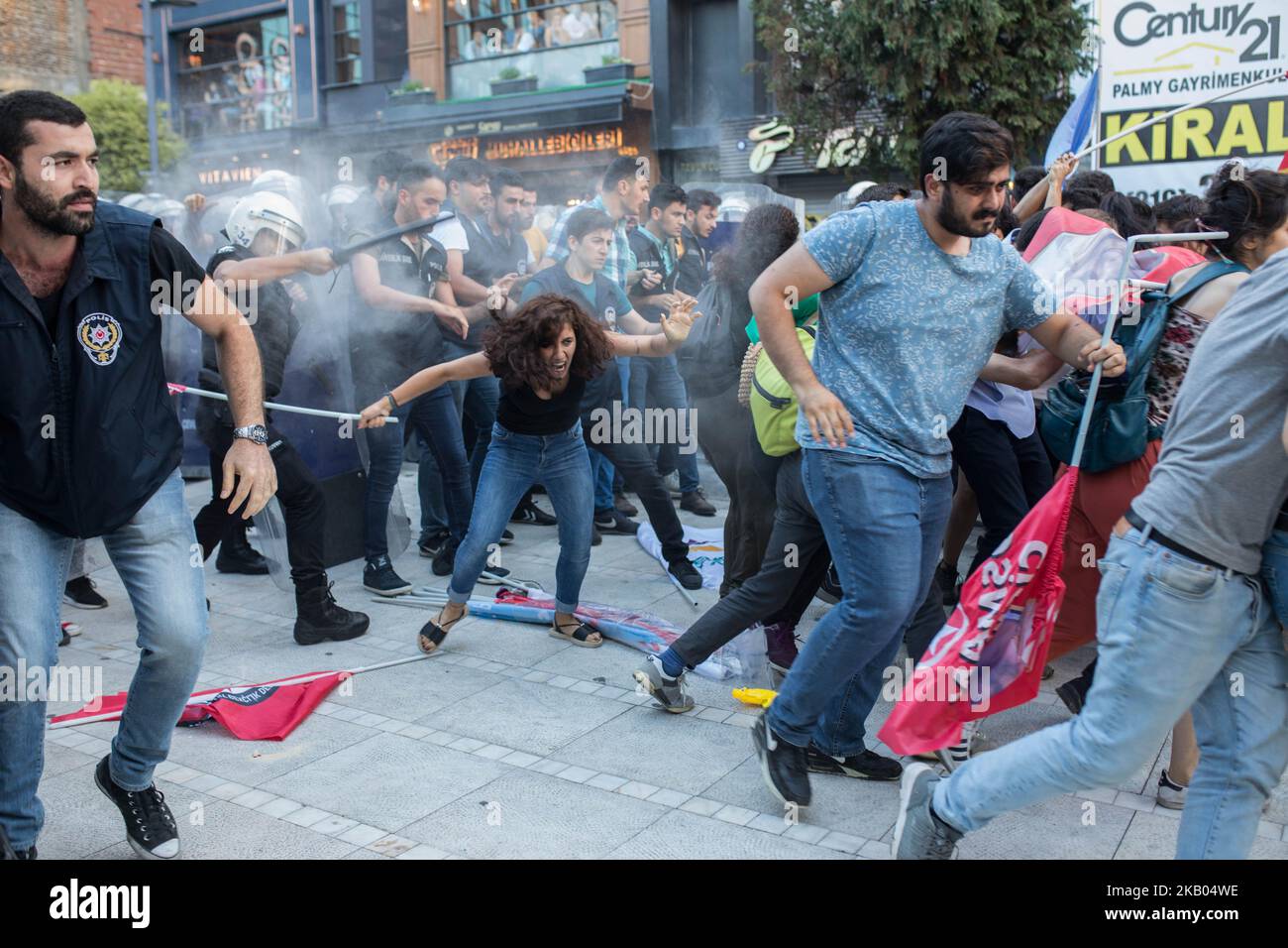 La gente partecipa a una manifestazione a Istanbul, in Turchia, il 20 luglio 2018, in occasione dell'anniversario dell'attentato suicida del 2015 nella città turca meridionale di Suruc. I giovani di sinistra si sono riuniti per protestare in occasione dell'anniversario di un attentato suicida che ha ucciso 31 persone a Suruc, dove gli attivisti si erano riuniti per preparare una missione di soccorso nella vicina città siriana di Kobane. Si è trattato di uno degli attentati più letali in Turchia negli ultimi anni e la prima volta che il governo ha accusato direttamente il gruppo dello Stato islamico di compiere un atto di terrore sul suolo turco. (Foto di Erhan Demirtas/NurP Foto Stock