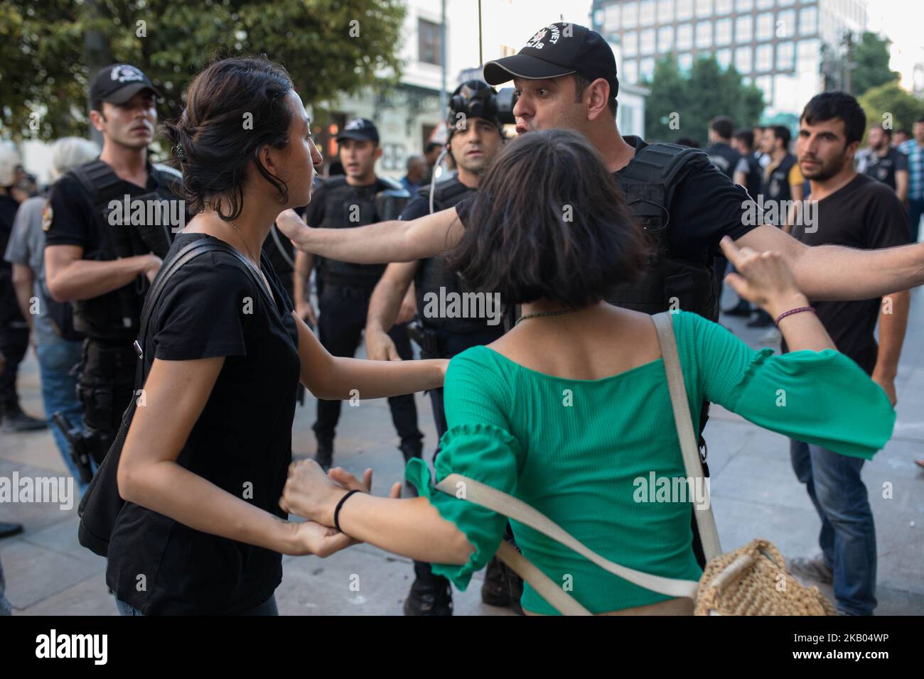 La gente partecipa a una manifestazione a Istanbul, in Turchia, il 20 luglio 2018, in occasione dell'anniversario dell'attentato suicida del 2015 nella città turca meridionale di Suruc. I giovani di sinistra si sono riuniti per protestare in occasione dell'anniversario di un attentato suicida che ha ucciso 31 persone a Suruc, dove gli attivisti si erano riuniti per preparare una missione di soccorso nella vicina città siriana di Kobane. Si è trattato di uno degli attentati più letali in Turchia negli ultimi anni e la prima volta che il governo ha accusato direttamente il gruppo dello Stato islamico di compiere un atto di terrore sul suolo turco. (Foto di Erhan Demirtas/NurP Foto Stock