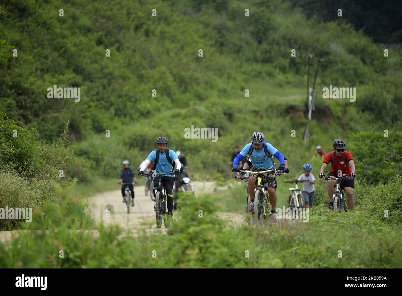 I ciclisti partecipano a 50km corsa dal punto di partenza a Kathmandu Kora giro in bicicletta 2018 per una causa a Chobhar, Kathmandu, Nepal sabato 21 luglio 2018. Piloti provenienti dal Nepal e da diversi paesi hanno partecipato a una sfida di 50 km, 75 km e 100 km intorno Kathmandu Valley sulla sua ottava edizione di KATHMANDU KORA. (Foto di Narayan Maharjan/NurPhoto) Foto Stock