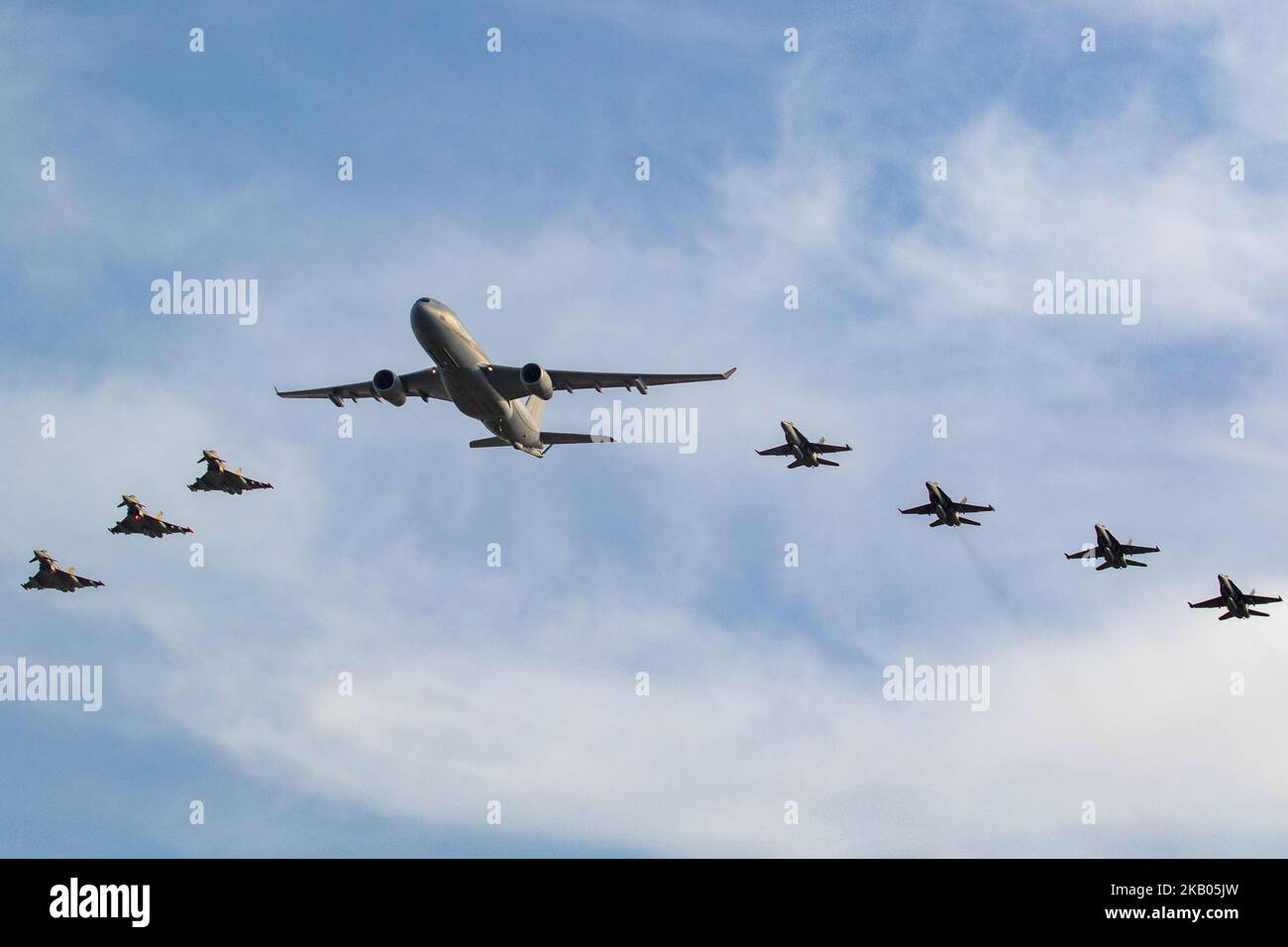 Tanker francese con quattro Hornets e tre Tifoni che ritornano da una missione durante l'esercizio SIRIO 22. Foto Stock