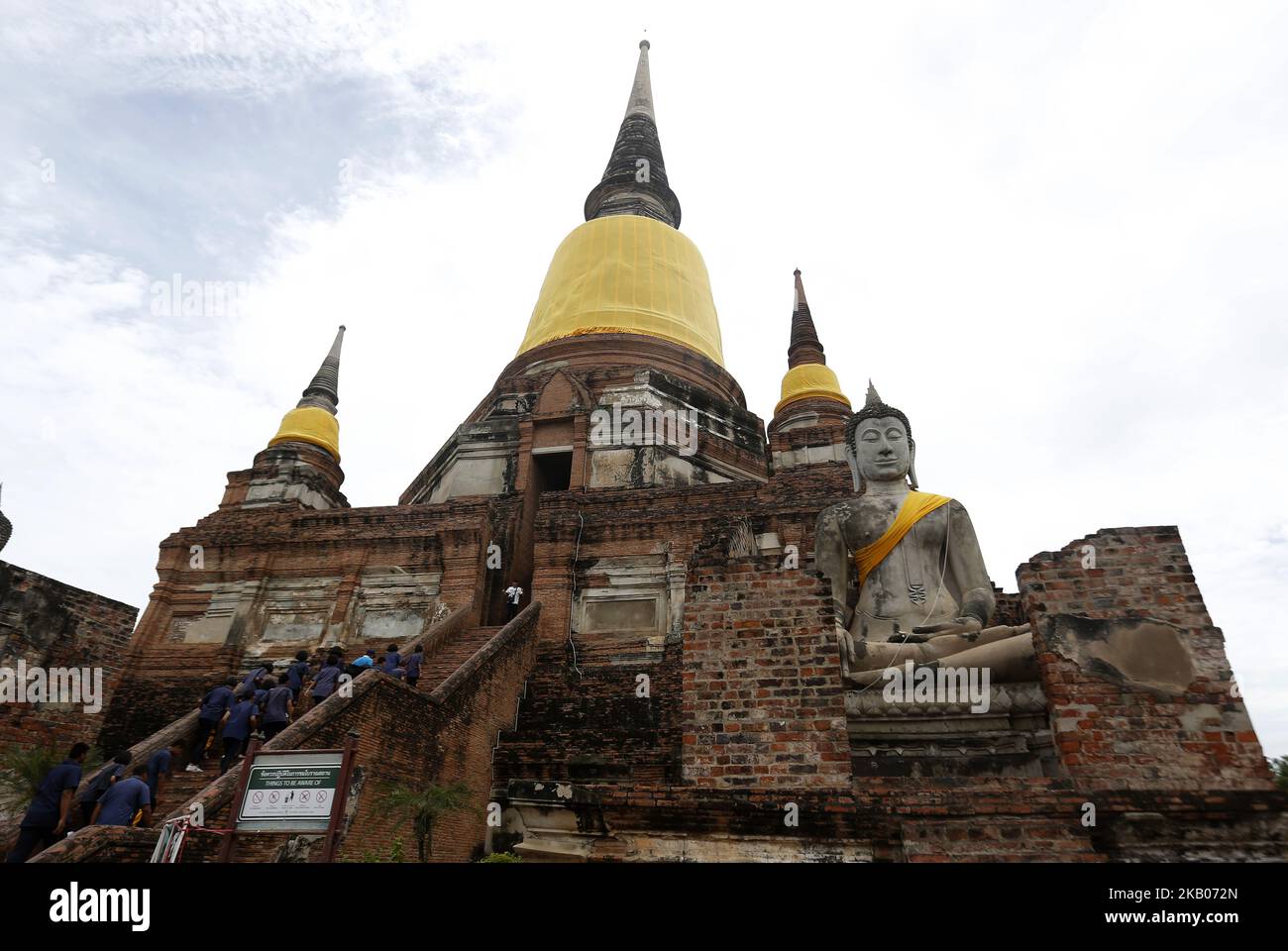 I turisti visitano il Wat Yaichaimongkholl prima della Giornata Asanha Buca nella provincia di Ayutthaya in Thailandia il 24 luglio 2018. Il giorno di Asanha Buca, l'anniversario del primo sermone di Buddha, si celebrerà venerdì in Thailandia. (Foto di Chaiwat Subprasom/NurPhoto) Foto Stock