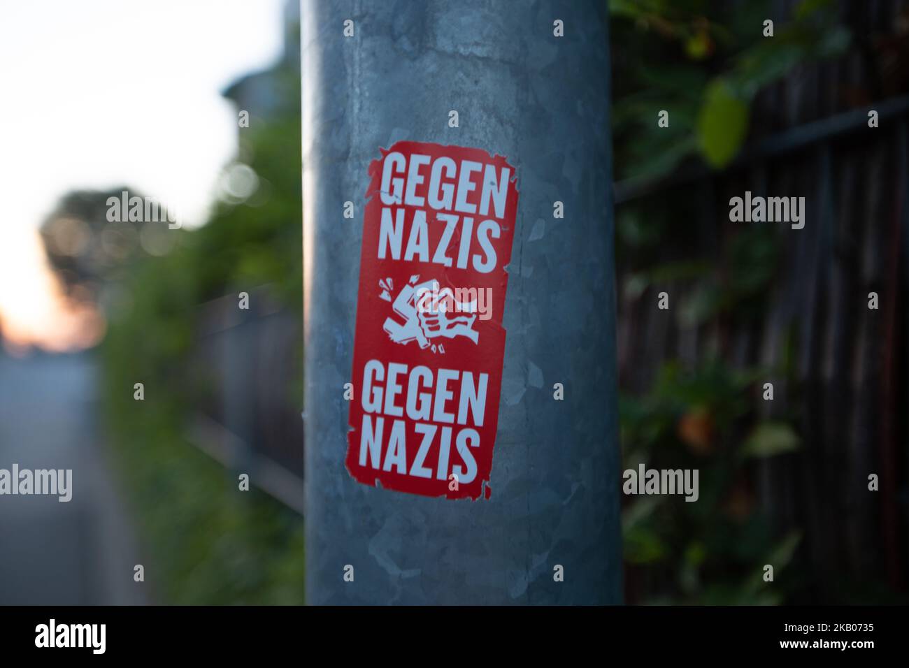 Un adesivo visto a Bamberga, Baviera settentrionale, Germania che dichiara 'Gegen Nazis / Gegen Nazis'. C'è un pugno che puncia uno Svastika. (Foto di Alexander Pohl/NurPhoto) Foto Stock