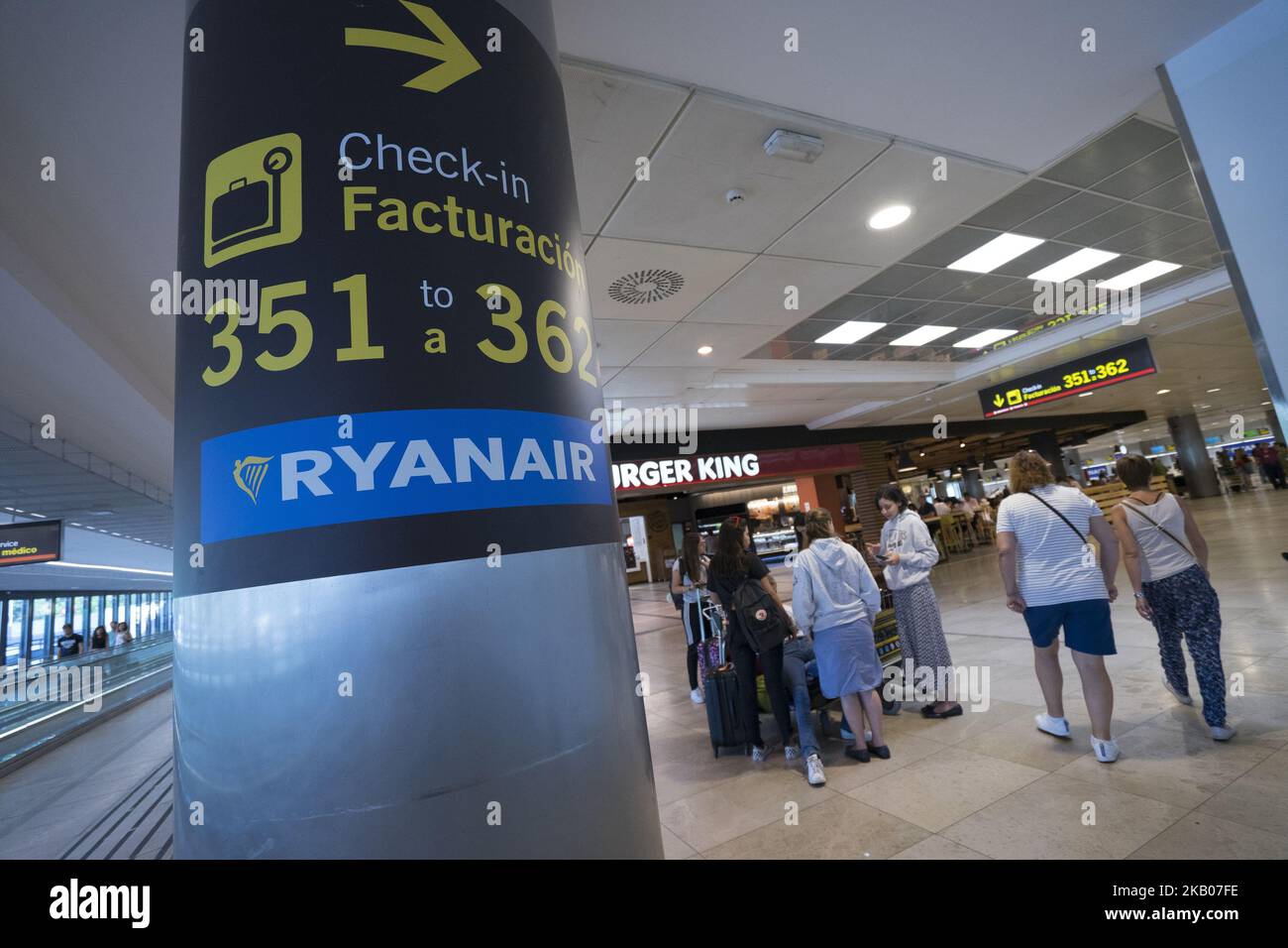 Secondo giorno di sciopero dei membri dell'equipaggio di cabina della compagnia aerea low-cost Ryanair presso l'aeroporto internazionale Madrid-Barajas di Madrid (Spagna), 26 luglio 2018. Ryanair ha dato un preavviso di potenziali licenziamenti per più di 100 piloti e 200 dipendenti con sede a Dublino, ai quali sarà offerta la possibilità di essere trasferiti in Polonia o in altre località (Foto di Oscar Gonzalez/NurPhoto) Foto Stock