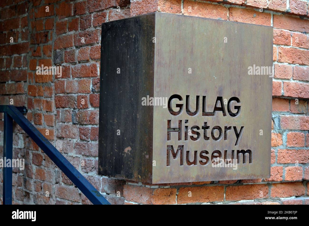 Cartello con l'iscrizione Museo di Storia del Gulag all'ingresso dell'edificio del museo. Foto Stock