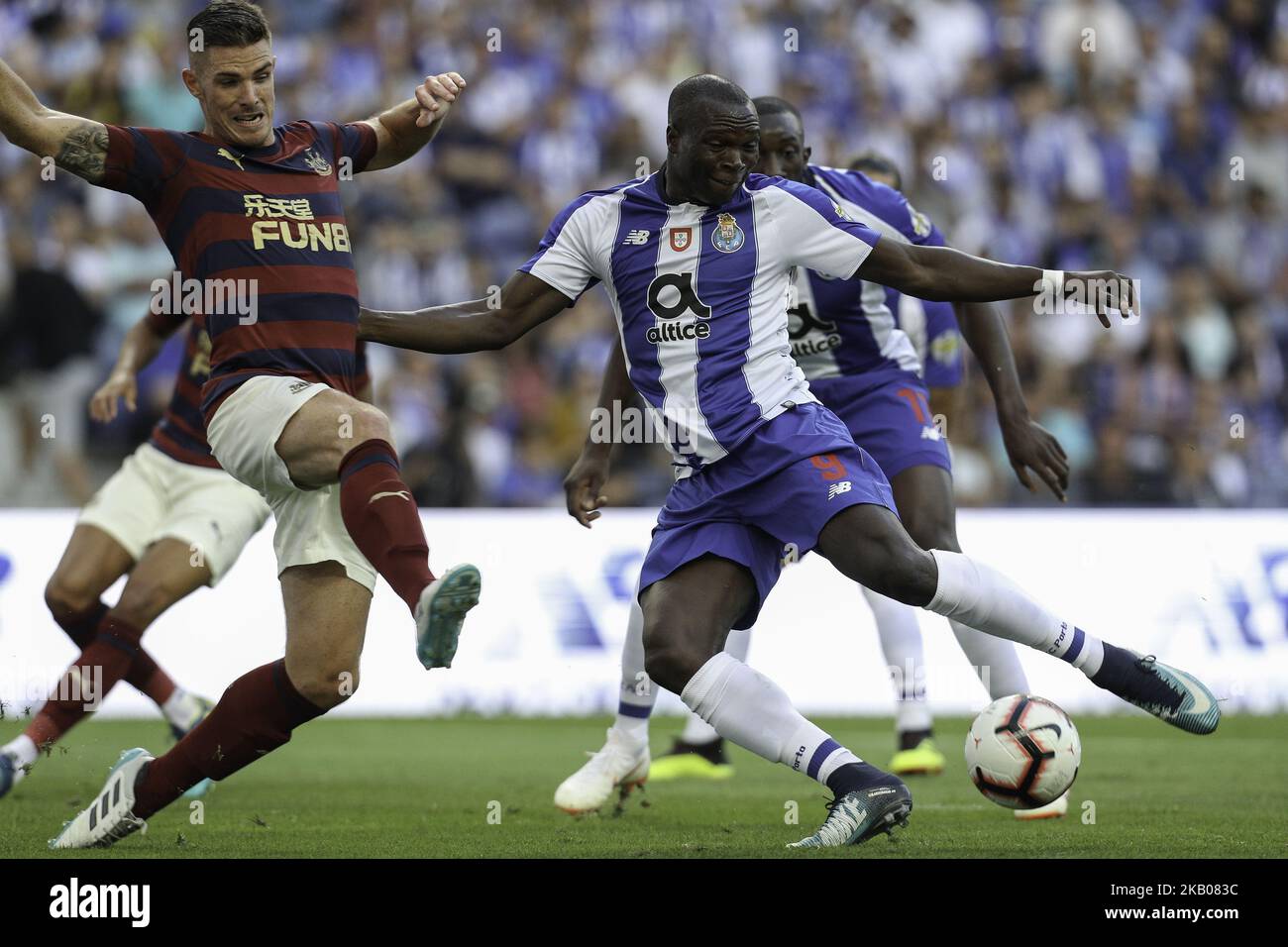 Vincent Aboubakar (R), il camerone di Porto, in azione durante la presentazione ufficiale della partita del FC Porto Team 2018/19 tra FC Porto e Newcastle, al Dragao Stadium di Porto il 28 luglio 2018. (Foto di Paulo Oliveira / DPI / NurPhoto) Foto Stock