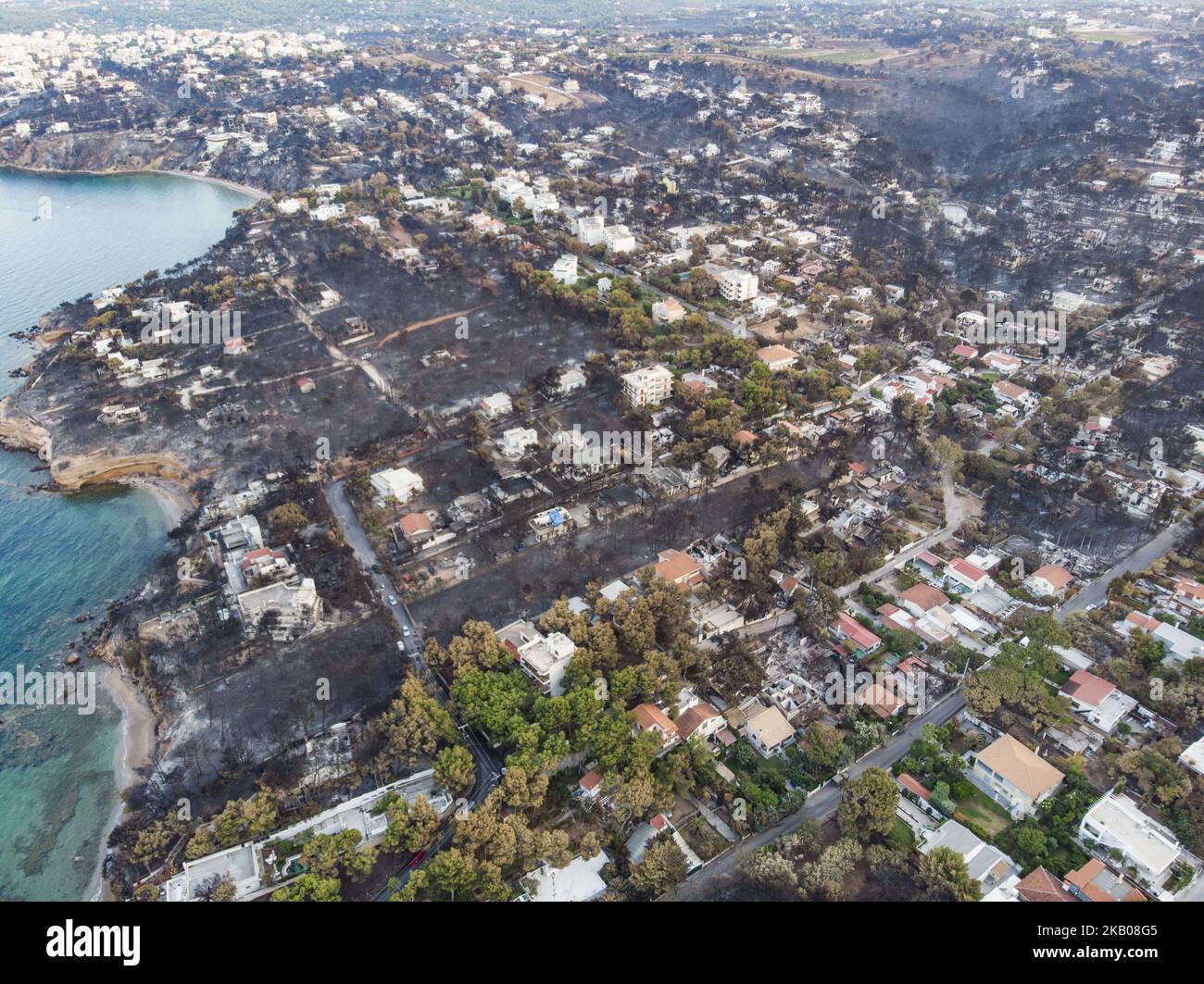 Immagini aeree da un drone della zona devastata di Mati in Attica, vicino Atene, Grecia il 27 luglio 2018. La foresta, gli edifici e le automobili sono tutti bruciati, lasciando cenere alle spalle. Gli incendi si sono verificati il 23 luglio, e hanno lasciato 92 persone morte e 25 disperse. Il fuoco è stato il più letale nella storia greca recente e uno dei worsts nel 21st ° secolo nel mondo. (Foto di Str/NurPhoto) Foto Stock