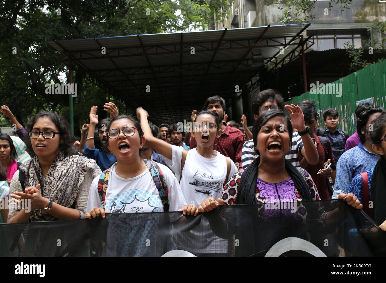 Gli studenti del Bangladesh protestano contro gli attacchi in corso contro gli studenti e chiedono strade sicure al campus dell'Università di Dhaka, in Bangladesh, il 6 agosto 2018. (Foto di Rehman Asad/NurPhoto) Foto Stock