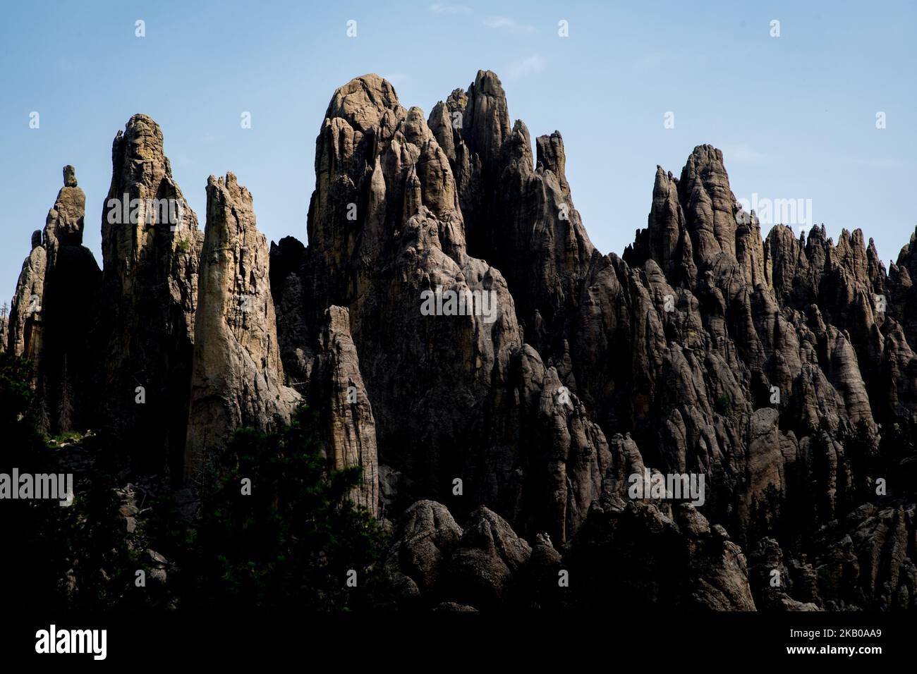 Needles Highway, una National Scenic Byway, e Needles Eye è visto lungo la South Dakota Highway 87 a sud-ovest, South Dakota, Stati Uniti, il 9 luglio 2018. Comprende 14 chilometri circa di insidiose curve strette, tunnel bassi e guglie di granito. La strada si trova all'interno del Custer state Park di 73.000 ettari, all'interno della regione delle Black Hills. (Foto di Patrick Gorski/NurPhoto) Foto Stock