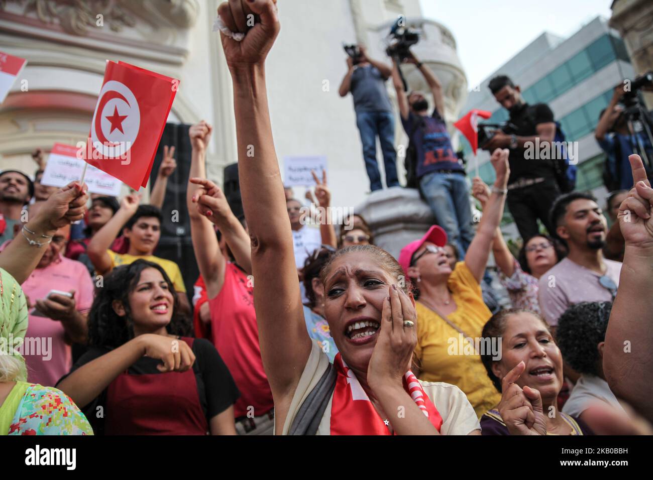 Una donna grida slogan e alza il braccio durante la celebrazione della Giornata Nazionale della Donna in avenue Habib Bourguiba a Tunisi, Tunisia, il 13 agosto 2018. I manifestanti hanno chiesto la parità di genere, la parità di successione per le donne, i diritti delle LGBT e i diritti delle donne tunisine. I manifestanti hanno protestato anche contro il partito islamico Ennahda e hanno espresso il loro sostegno al Comitato per le libertà individuali e l'uguaglianza (COLIBE). All'inizio della giornata, il presidente tunisino Beji Caid Essebsi ha annunciato che il disegno di legge sulla parità di successione per le donne sarà presentato all'Assemblea dei rappresentanti di t Foto Stock