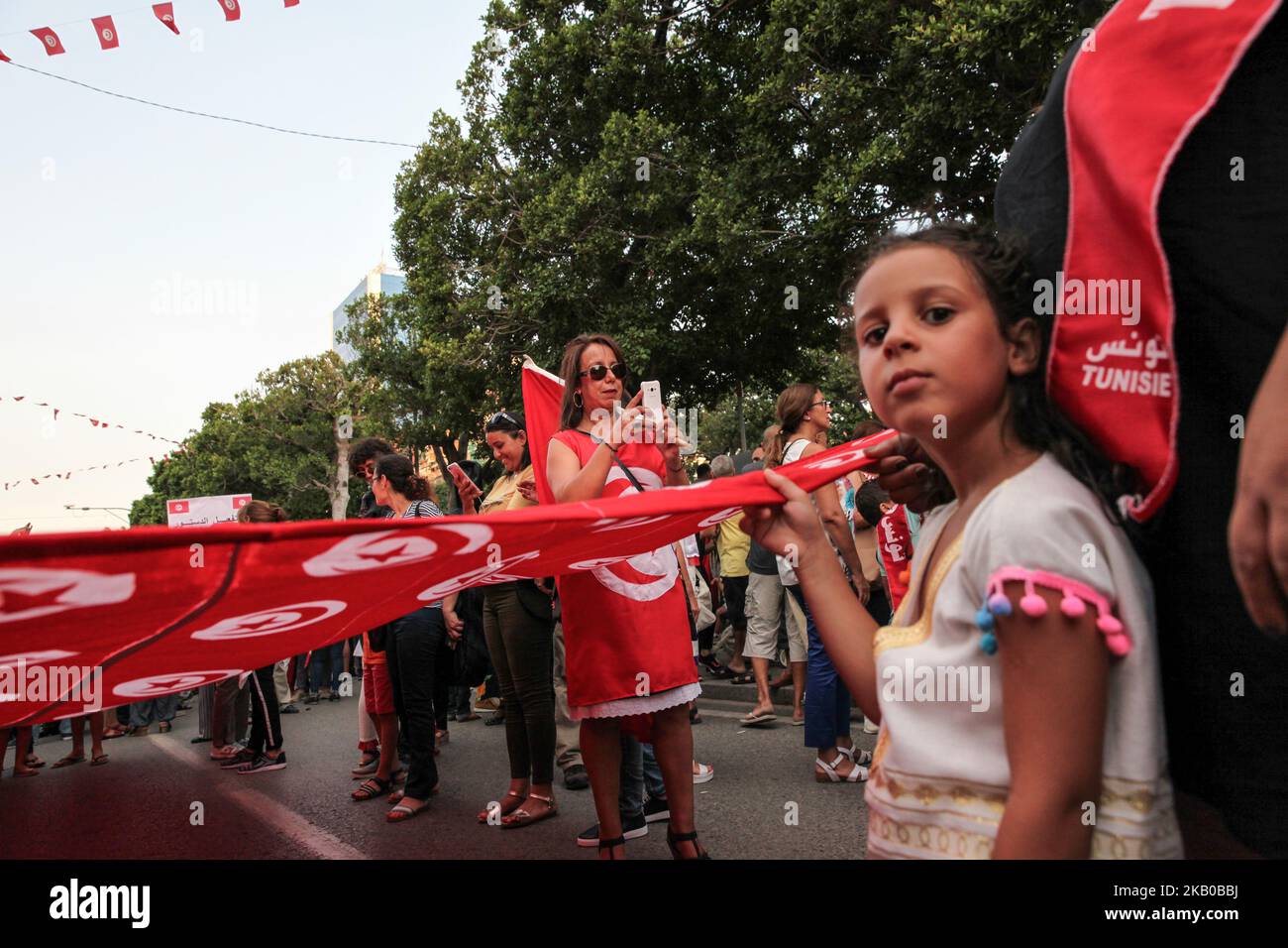 Una donna che indossa il tunisino partecipa alla celebrazione della Giornata Nazionale della Donna in avenue Habib Bourguiba a Tunisi, Tunisia, il 13 agosto 2018. I manifestanti hanno chiesto la parità di genere, la parità di successione per le donne, i diritti delle LGBT e i diritti delle donne tunisine. I manifestanti hanno protestato anche contro il partito islamico Ennahda e hanno espresso il loro sostegno al Comitato per le libertà individuali e l'uguaglianza (COLIBE). All'inizio della giornata, il presidente tunisino Beji Coid Essebsi ha annunciato che il disegno di legge sulla parità di successione per le donne sarà presentato all'Assemblea dei rappresentanti del popolo (. Foto Stock
