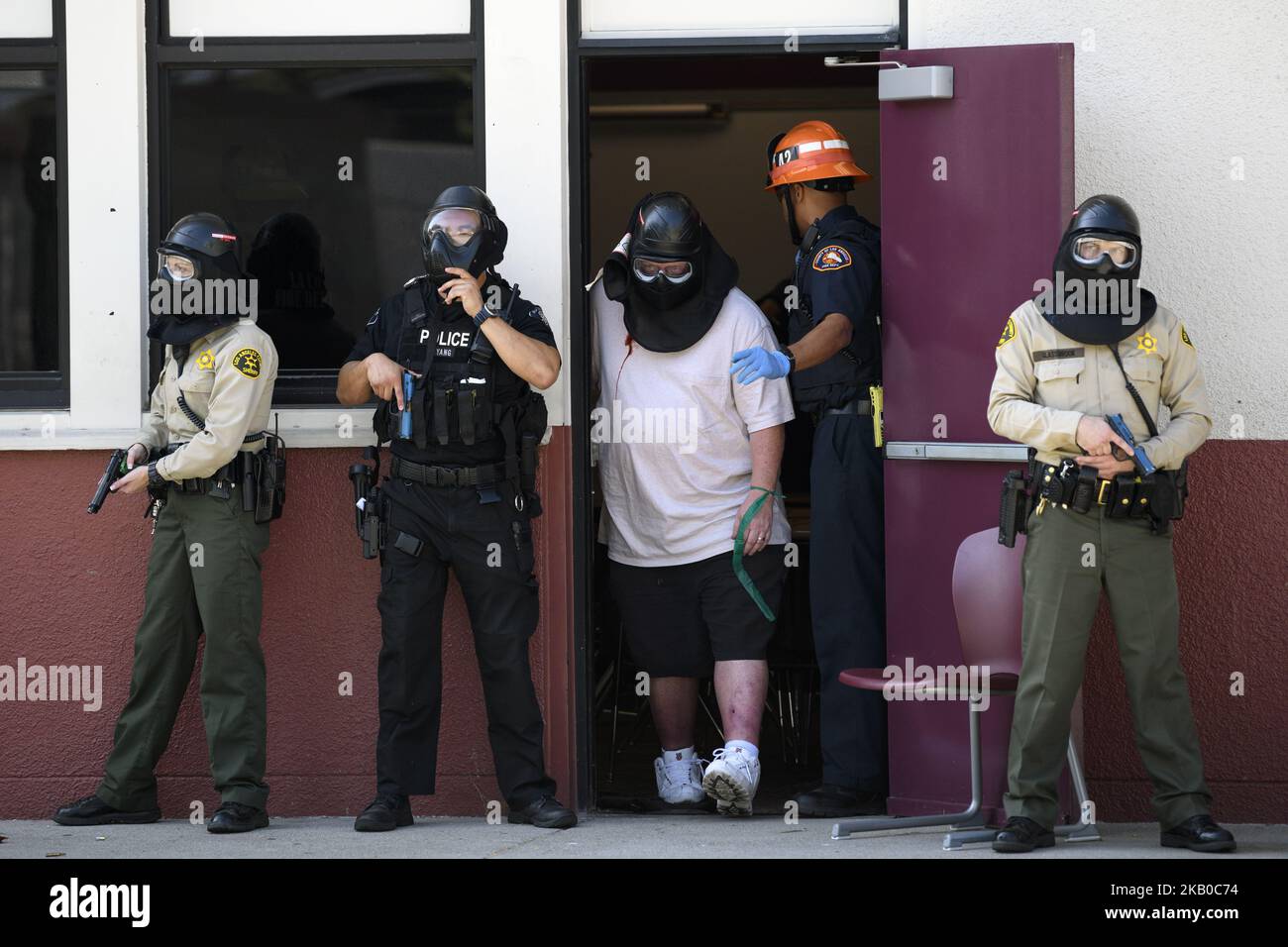 I deputati dello sceriffo di Los Angeles e gli ufficiali di polizia partecipano a un attivo sparatutto di perforazione in una scuola superiore vicino a Los Angeles, California, il 16 agosto 2018. (Foto di Ronen Tivony/NurPhoto) Foto Stock