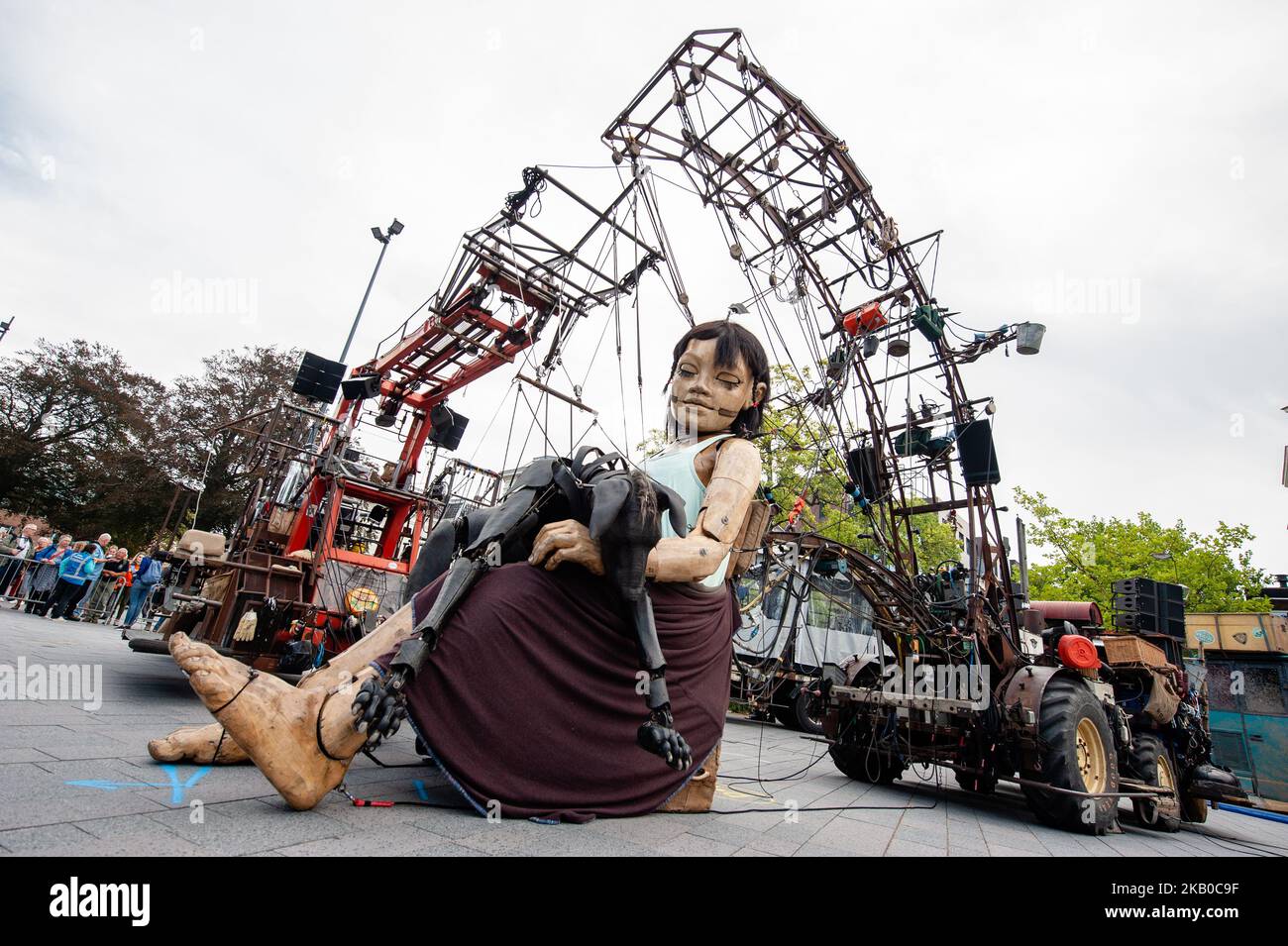 Una marionetta animata della compagnia teatrale di strada francese Royal de Luxe parata per le strade nella capitale europea della cultura 2018, Leeuwarden, Paesi Bassi, il 17 agosto 2018. Royal de Luxe presenta una nuova storia basata sulla saga dei Giganti chiamata 'Grand patin dans la glace' (Big skate sul ghiaccio) per tre giorni fino al 19 agosto 2018. (Foto di Romy Arroyo Fernandez/NurPhoto) Foto Stock