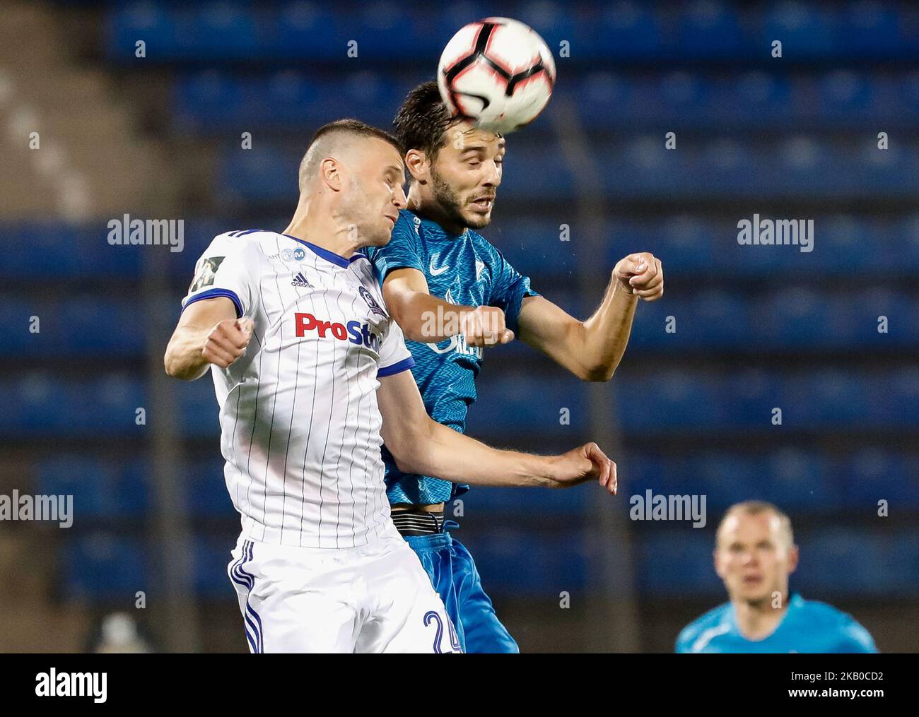 Aleksandr Erokhin (C) del FC Zenit Saint Petersburg e Igor Shitov del FC Dinamo Minsk vie per un titolo durante il terzo turno di qualificazione della UEFA Europa League seconda tappa tra il FC Zenit Saint Petersburg e il FC Dinamo Minsk il 16 agosto 2018 allo stadio Petrovsky di San Pietroburgo, Russia. (Foto di Mike Kireev/NurPhoto) Foto Stock