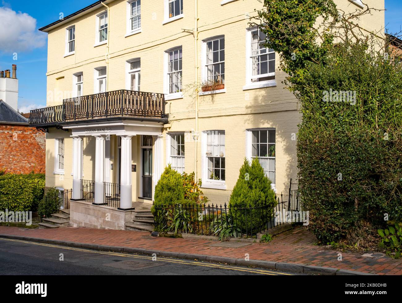 Tunbridge Wells, Kent, Regno Unito – Ottobre 31 2022. L'esterno della Caxton House, una grande e lussuosa proprieta' dell'epoca Georgiana nella citta' di Royal Tunbridge Foto Stock