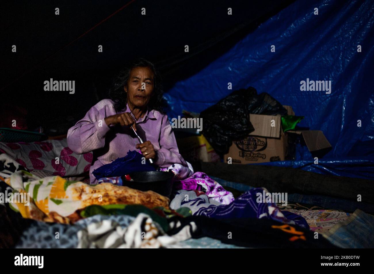 Il terremoto dei rifugiati ha dormito con tende di emergenza nel villaggio di Sajang il 21 agosto 2018 a Sembalun, Lombok orientale, Indonesia. (Foto di Muhammad Fauzy/NurPhoto) Foto Stock