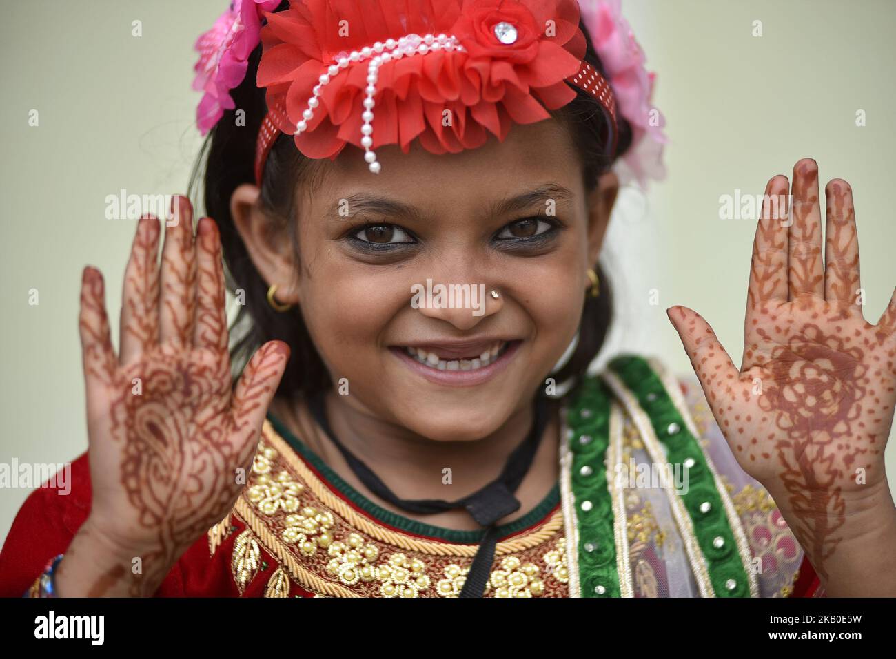 Un ritratto sorridente di 5yrs anni Sagufta Khatun con la mano mahendi dopo aver offerto preghiere rituali del mattino durante la celebrazione di Bakra Eid o Eid al-Adha o Id-ul-Azha Mercoledì, 22 agosto 2018 nella Moschea Kashmiri JaME, Kathmandu, Nepal. Bakra Eid, conosciuta anche come Eid al-Adha o Id-ul-Azha in arabo, è una 'Festa del sacrificio' e celebrata come il tempo di dare e di sacrificare. Il governo nepalese ha respinto una festa pubblica in occasione di Bakra Eid o Eid al-Adha o Id-ul-Azha, uno dei due festival più importanti per i musulmani in tutto il mondo. (Foto di Narayan Maharjan/NurPhoto) Foto Stock