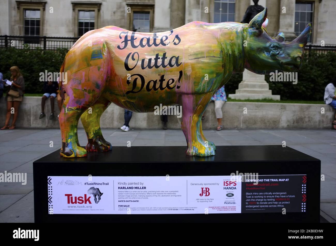 Una scultura di rinoceronte del 300kg dipinta da Harland Miller è raffigurata a Londra il 22 agosto 2018. La scultura colpisce le strade come parte del Tusk Rhino Trail a Londra, un'installazione in tutta la città per raccogliere fondi per la protezione dei rinoceronti in Africa. (Foto di Alberto Pezzali/NurPhoto) Foto Stock