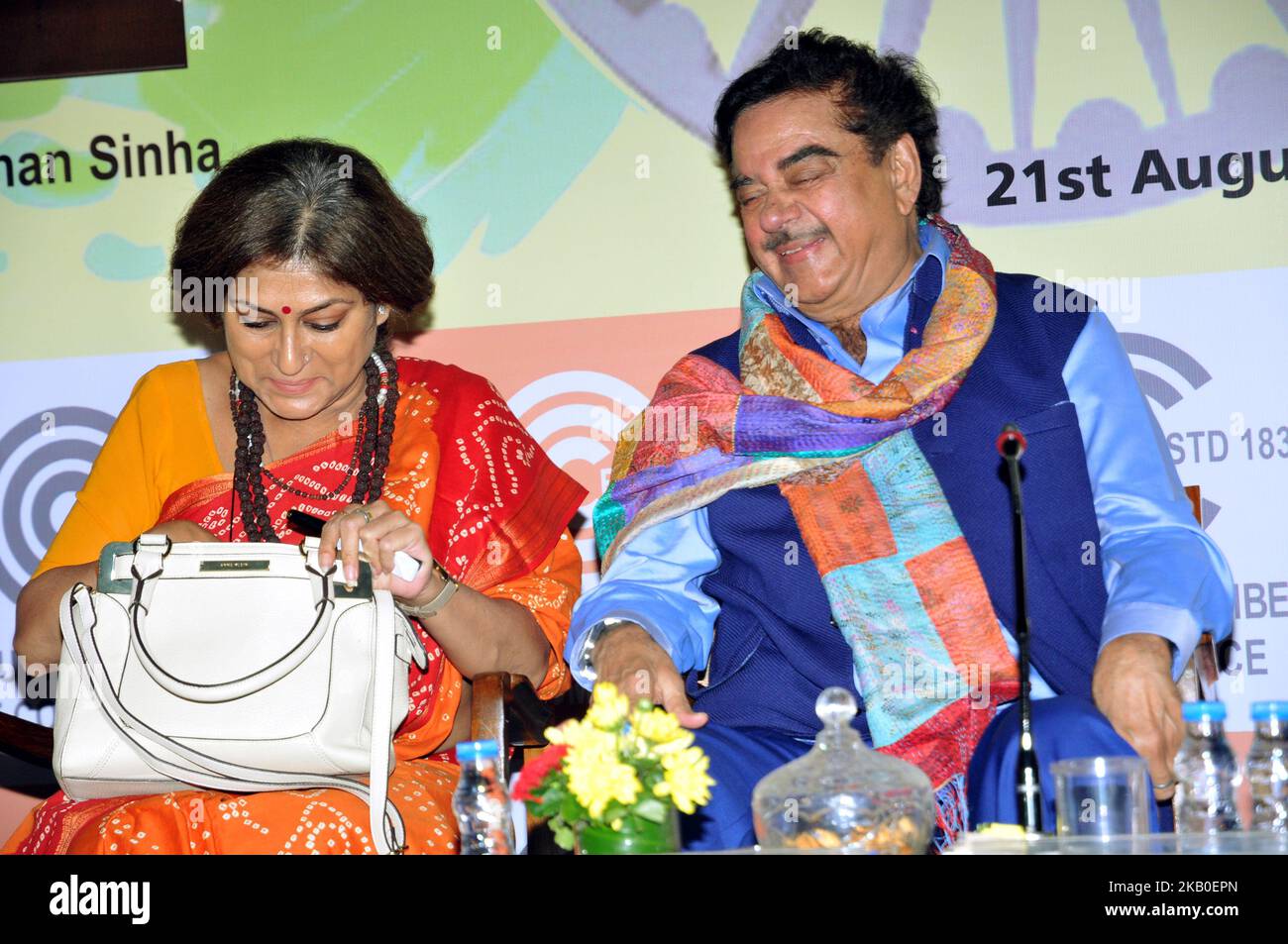 Bharatiya Janata Party (BJP) MP Shatrughan Sinha e Roopa Gangurly BJP Rajyasabha MP presso la Camera di Commercio di Calcutta organizzato da una sessione sull'ECONOMIA INDIANA e le sue sfide il 21,2018 agosto a Kolkata città, India. (Foto di Debajyoti Chakraborty/NurPhoto) Foto Stock